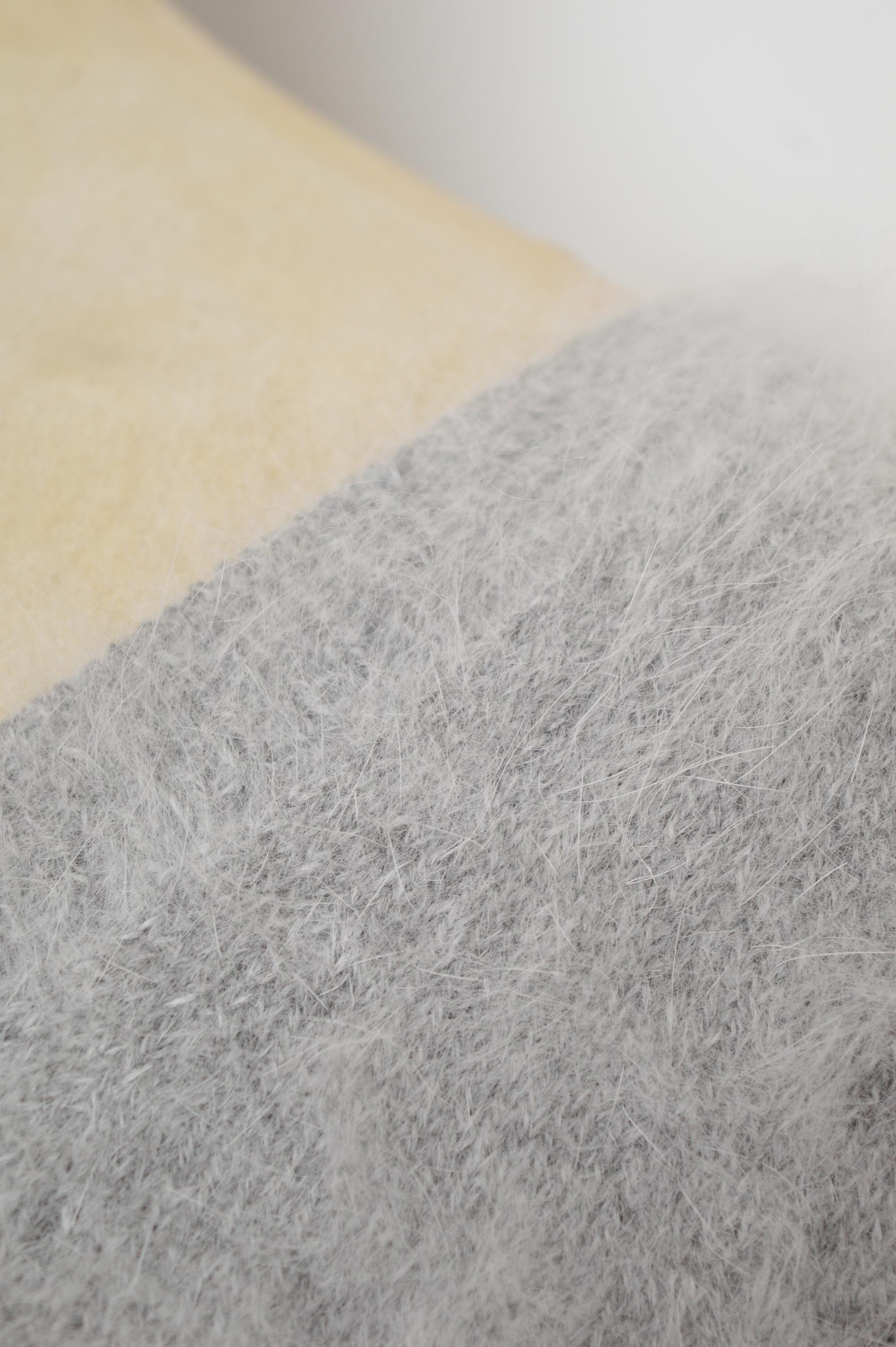 1998 Tom Ford Era GUCCI Soft fluffy Grey Angora 3/4 Sleeve Knit Sweater - Jumper en vente 2