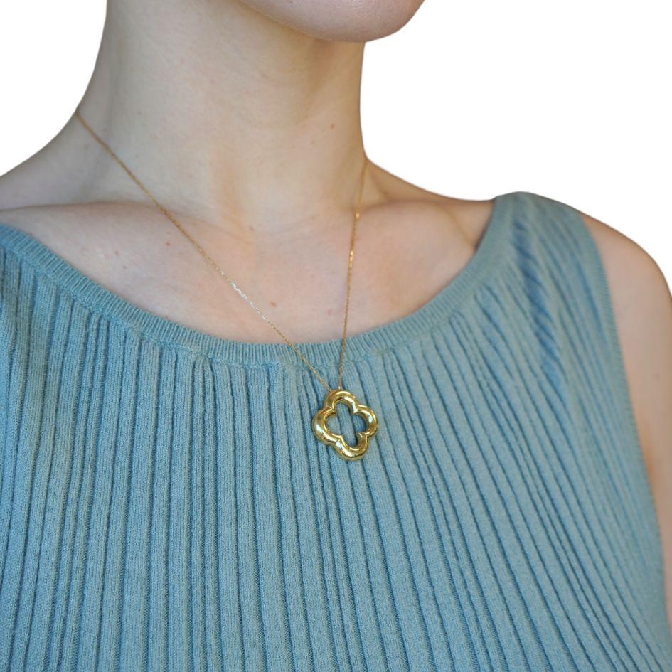 Ce collier vintage Van Cleef & Arpels présente le motif iconique de l'Alhambra en or jaune 18 carats. Le pendentif, qui mesure 1 pouce sur 1 pouce, est conçu avec des contours lisses et arrondis en forme du motif de trèfle à quatre feuilles