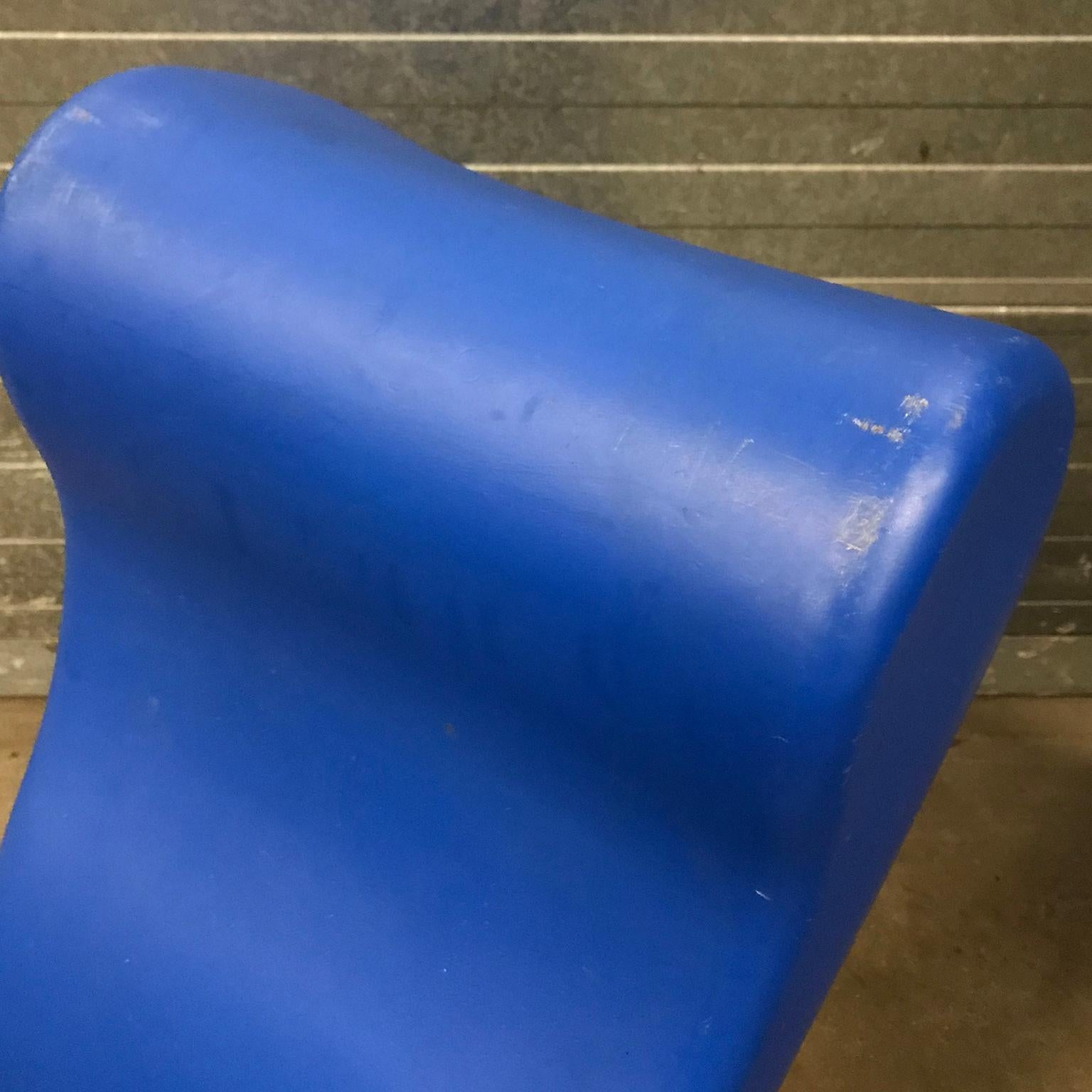 1998, Verner Panton, leicht beschädigter blauer Phantom-Stuhl oder Tisch im Angebot 3
