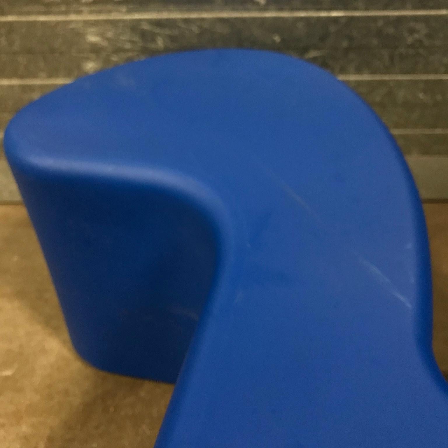 1998, Verner Panton, leicht beschädigter blauer Phantom-Stuhl oder Tisch im Angebot 6
