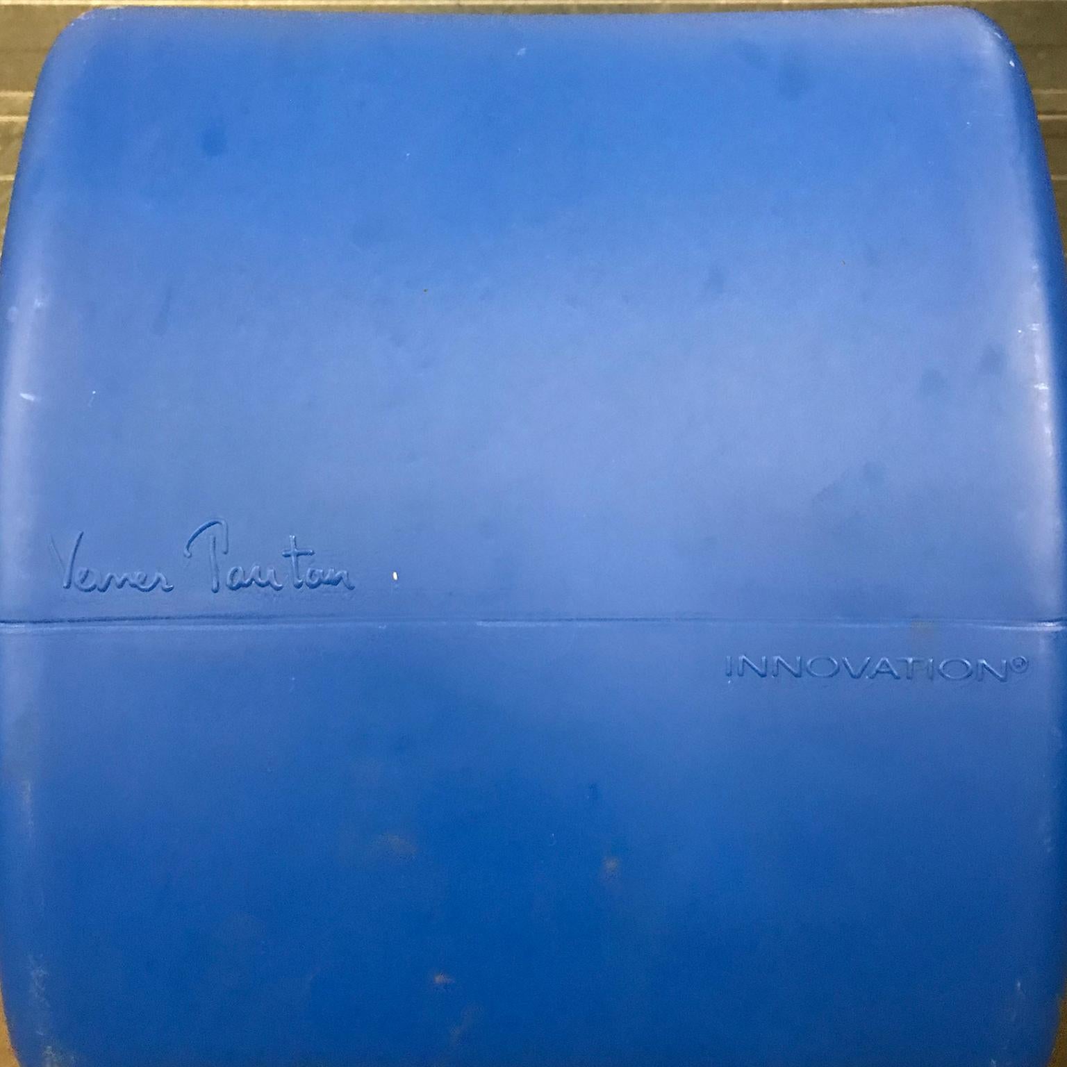 1998, Verner Panton, leicht beschädigter blauer Phantom-Stuhl oder Tisch im Angebot 7