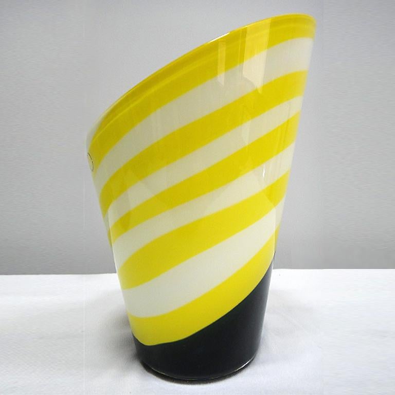 1998 Vintage Gianni Versace  Vasi e fermacarte in vetro artistico di Murano Venini

 In vendita una collezione di vetro artistico in edizione 1998 composta da due vasi e un fermacarte disegnati da Gianni Versace per Gianni Venini Murano. Ognuno dei