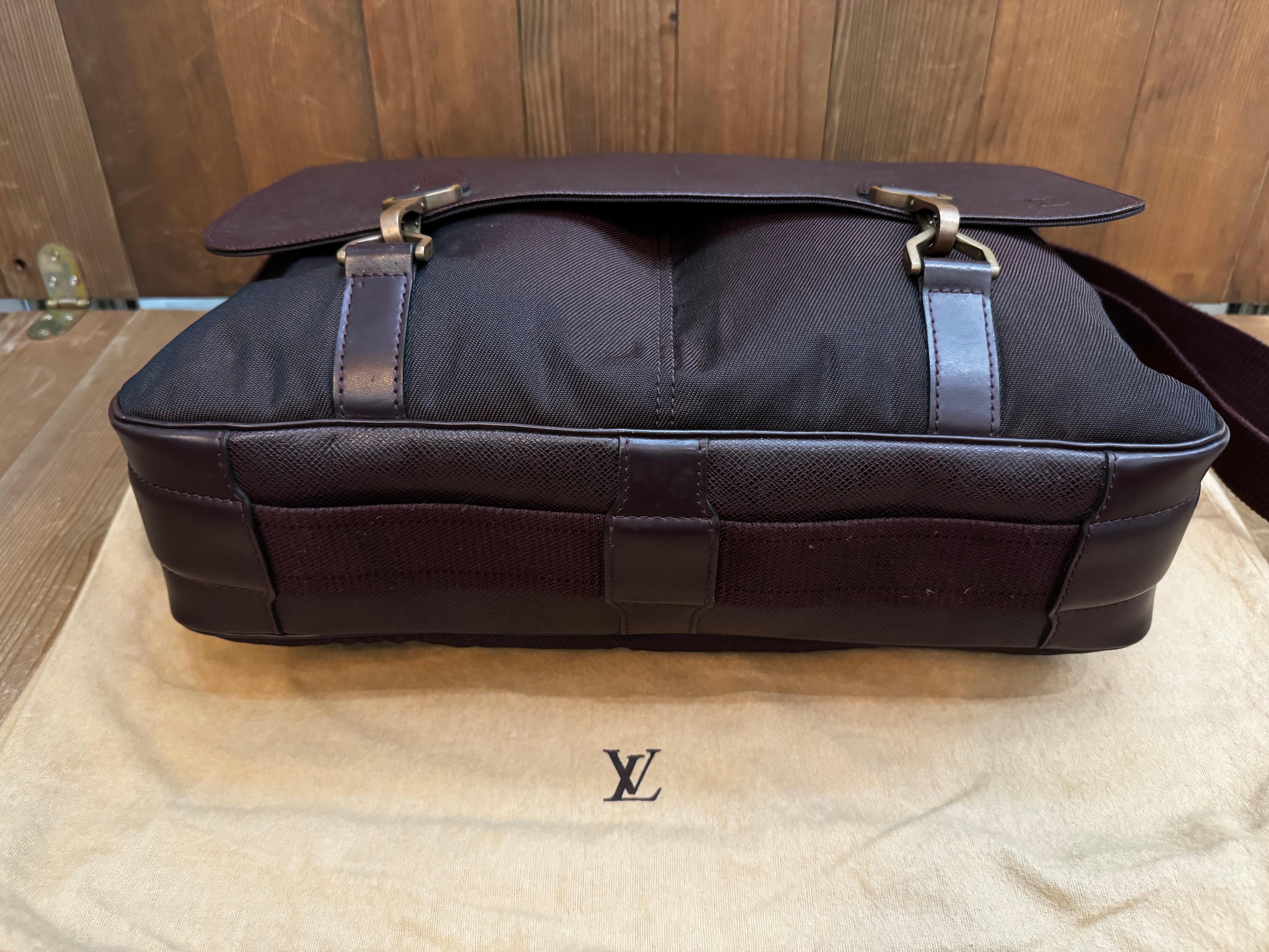 1990er Jahre Vintage LOUIS VUITTON Taiga Leder Messenger Bag Burgunderfarbene große 7