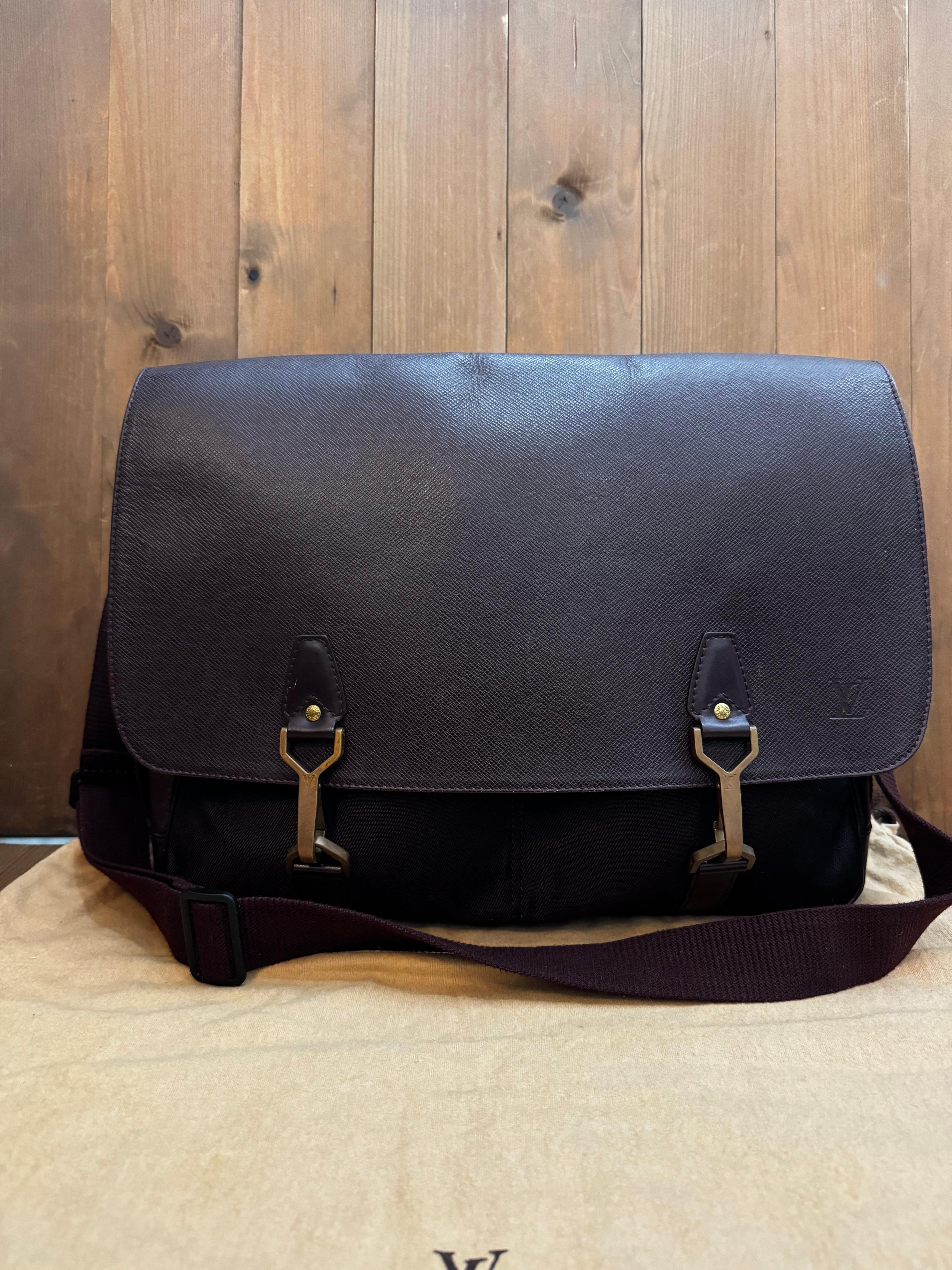 Diese LOUIS VUITTON Dersou Messenger Bag ist aus Taiga-Leder in dunklem Burgunderrot gefertigt und mit Messingbeschlägen versehen. Die Frontklappe mit doppeltem Karabinerverschluss öffnet sich zu einem geräumigen Innenraum aus Canvas mit einer