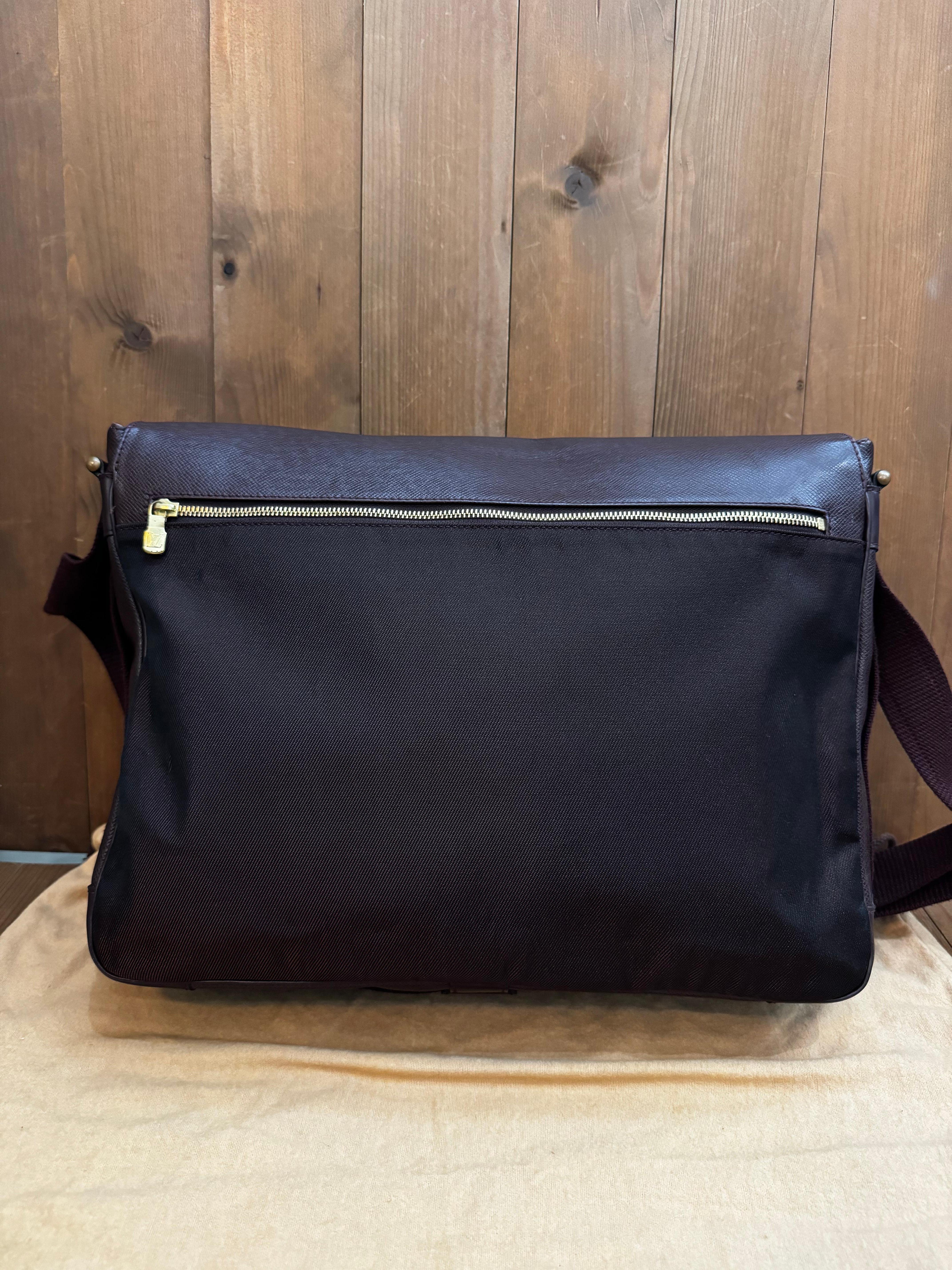 1990er Jahre Vintage LOUIS VUITTON Taiga Leder Messenger Bag Burgunderfarbene große im Zustand „Gut“ in Bangkok, TH