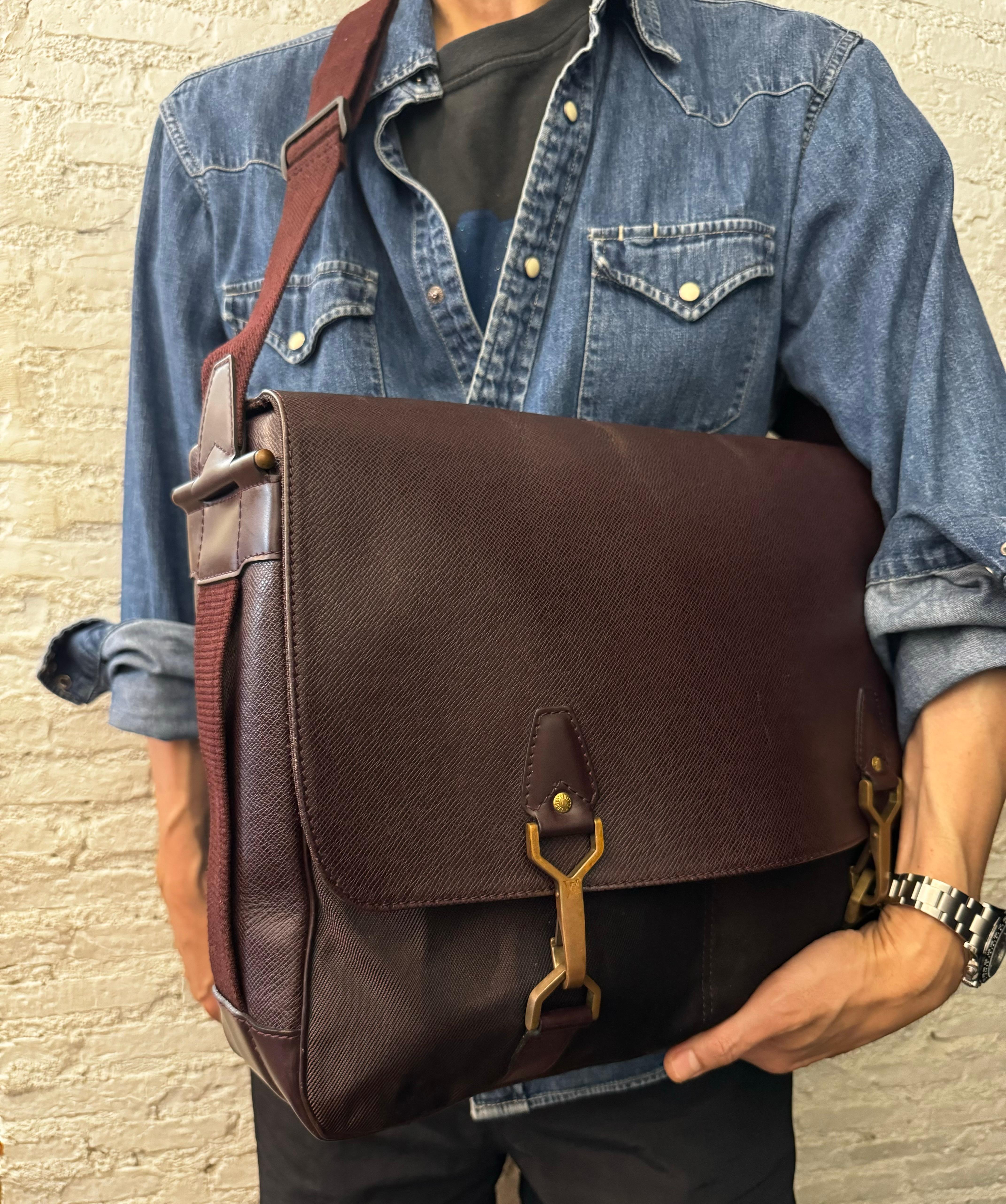 1990er Jahre Vintage LOUIS VUITTON Taiga Leder Messenger Bag Burgunderfarbene große für Damen oder Herren