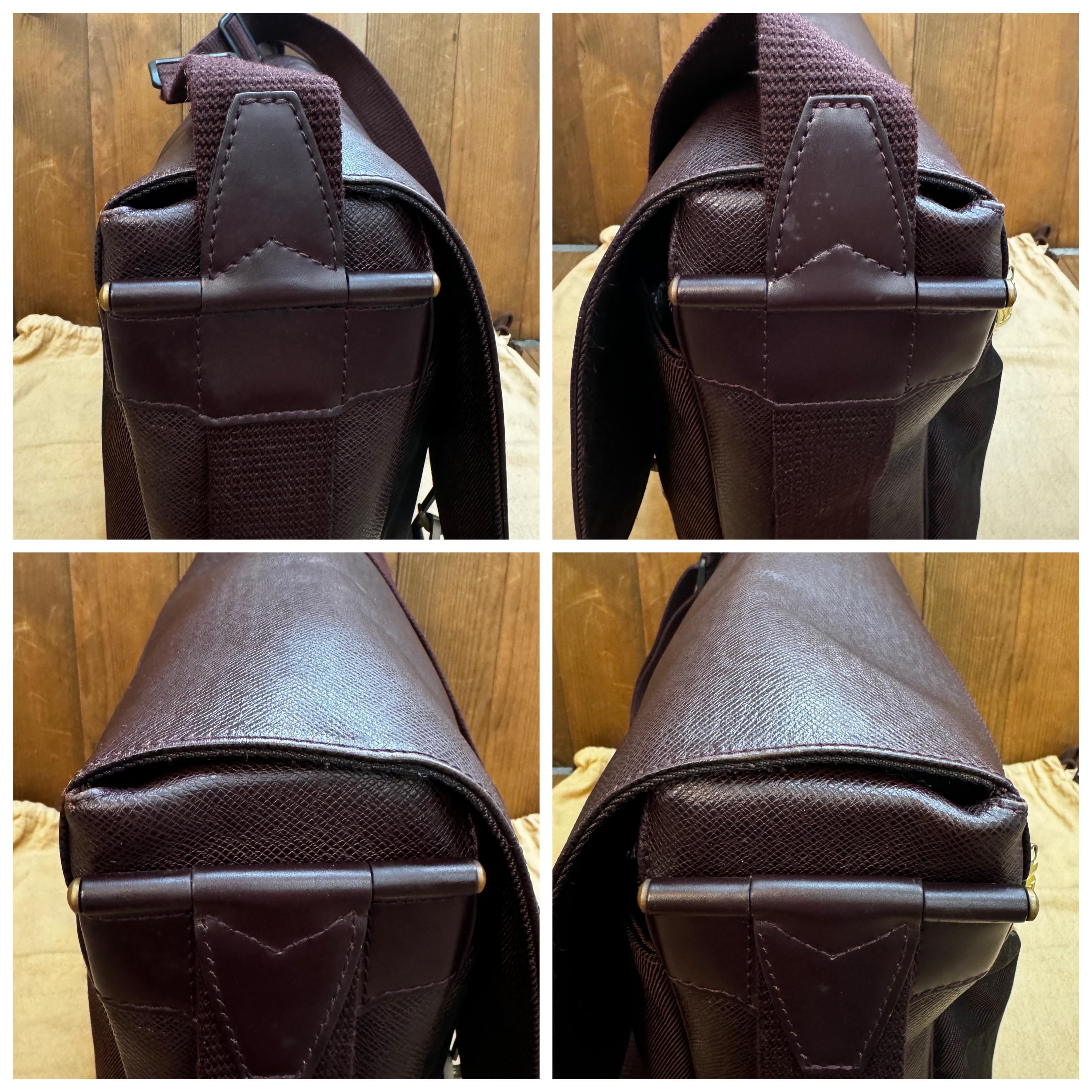 1990er Jahre Vintage LOUIS VUITTON Taiga Leder Messenger Bag Burgunderfarbene große 2