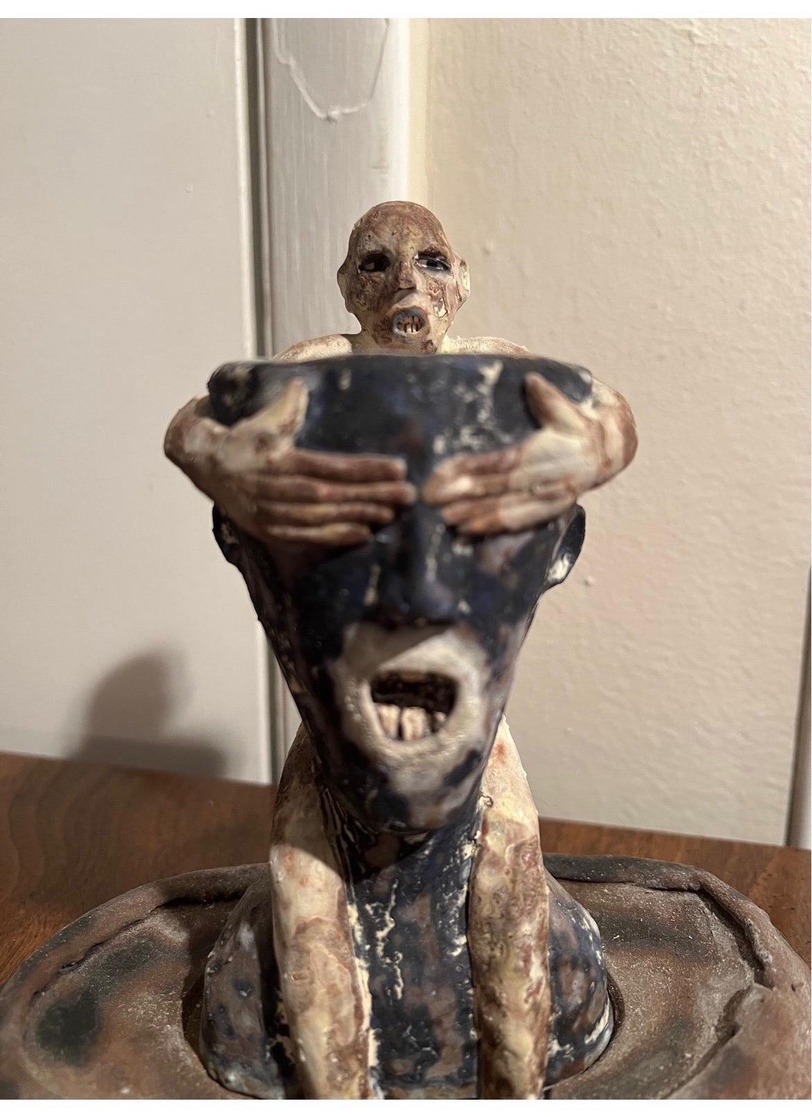 Seltene Wesley Anderegg 1998 Raku Fired Figural Earthenware Tasse / Untertasse Set!.


Vollständig signiert auf der Unterseite der Tasse.


7,375