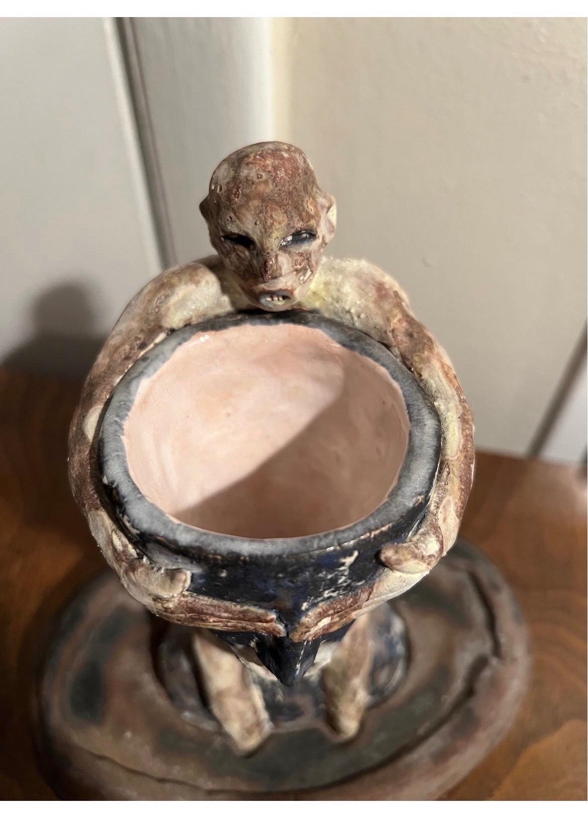 1998 Wesley Anderegg Raku gebranntes figurales Steingutbecher-/ Untertasse-Set im Zustand „Gut“ im Angebot in Atlanta, GA