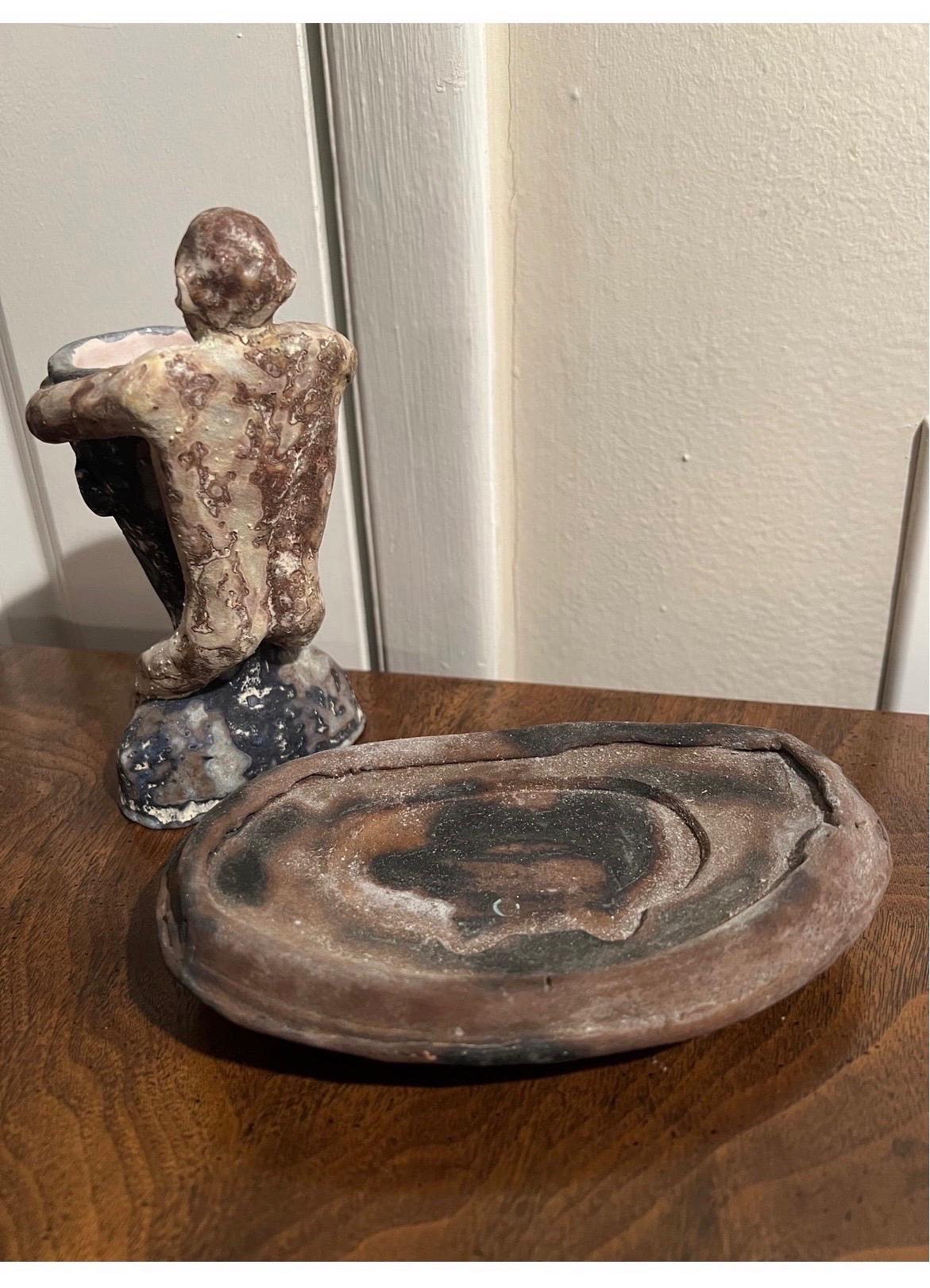1998 Wesley Anderegg Raku gebranntes figurales Steingutbecher-/ Untertasse-Set (20. Jahrhundert) im Angebot