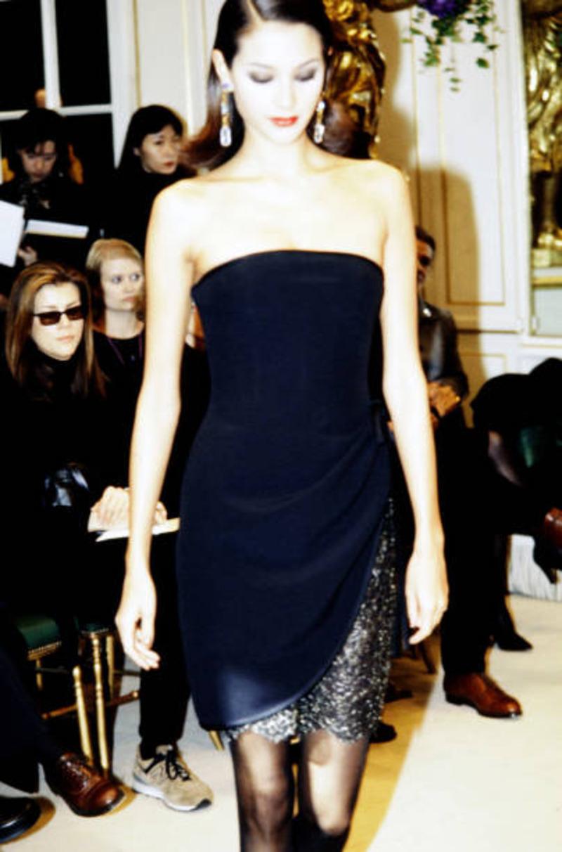 1990er Jahre YVES SAINT LAURENT schwarzes drapiertes trägerloses Kleid mit Spitze im Angebot 10