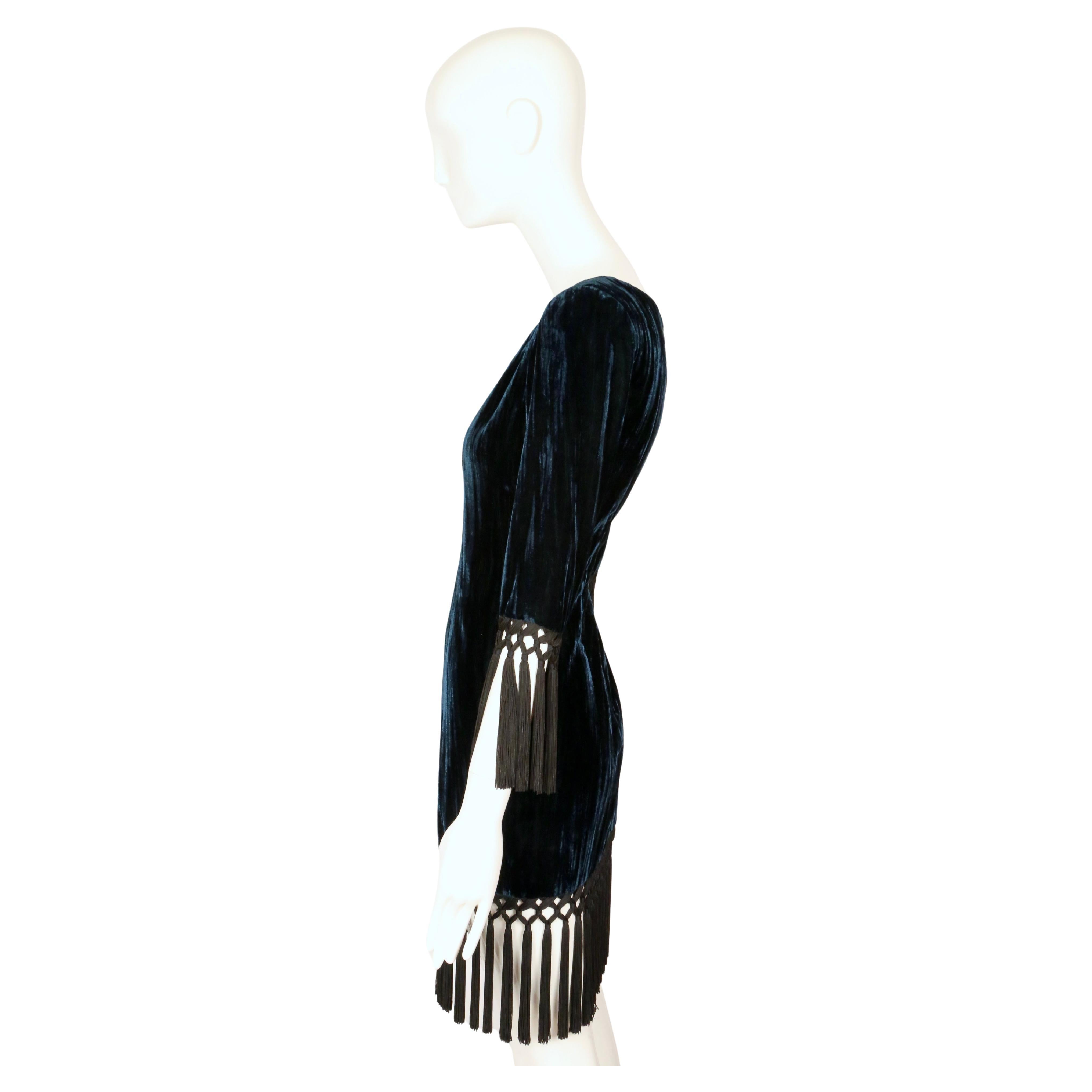 1998 YVES SAINT LAURENT petrolblaues Samtkleid RUNWAY mit langen schwarzen Fransen im Angebot 5
