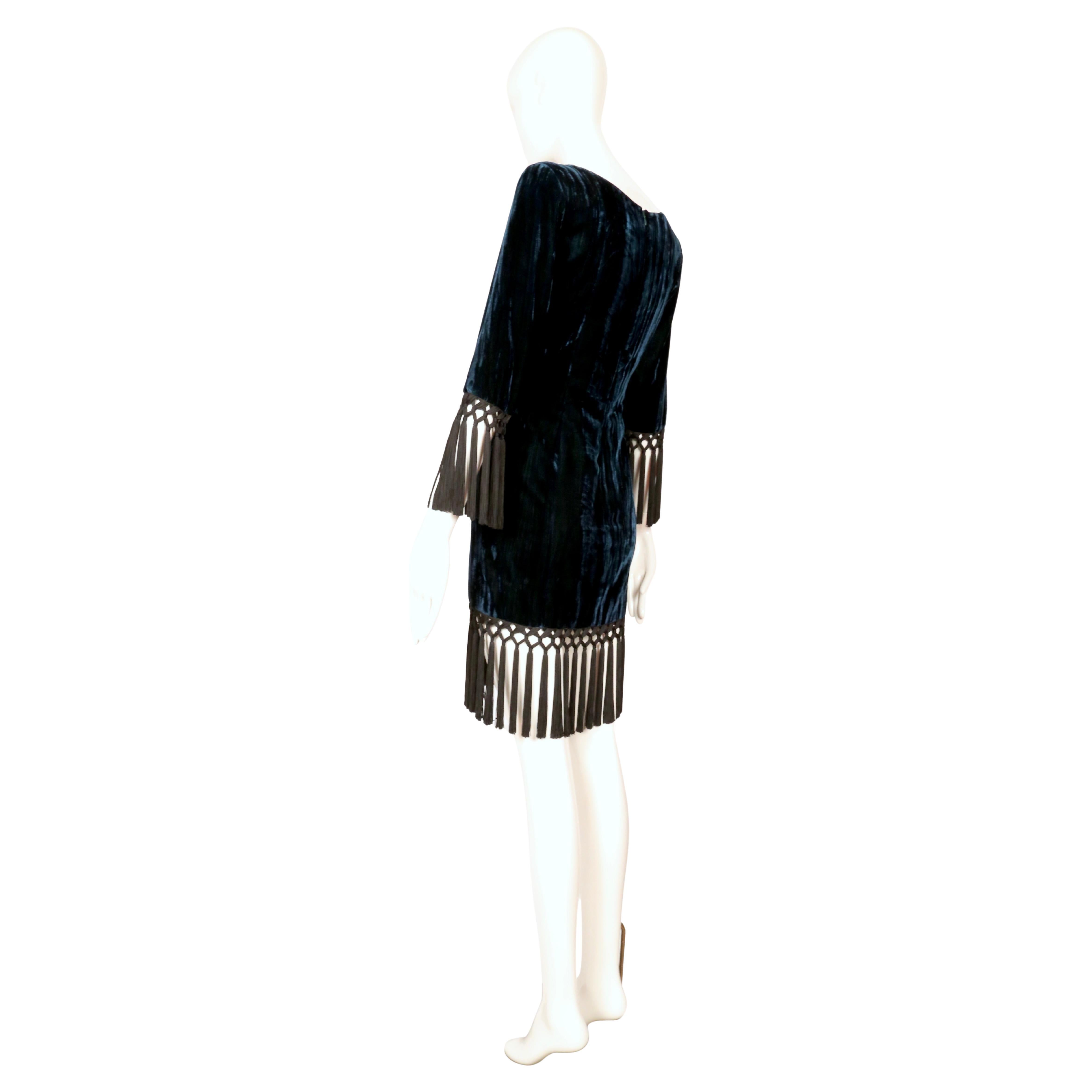 1998 YVES SAINT LAURENT petrolblaues Samtkleid RUNWAY mit langen schwarzen Fransen im Angebot 6