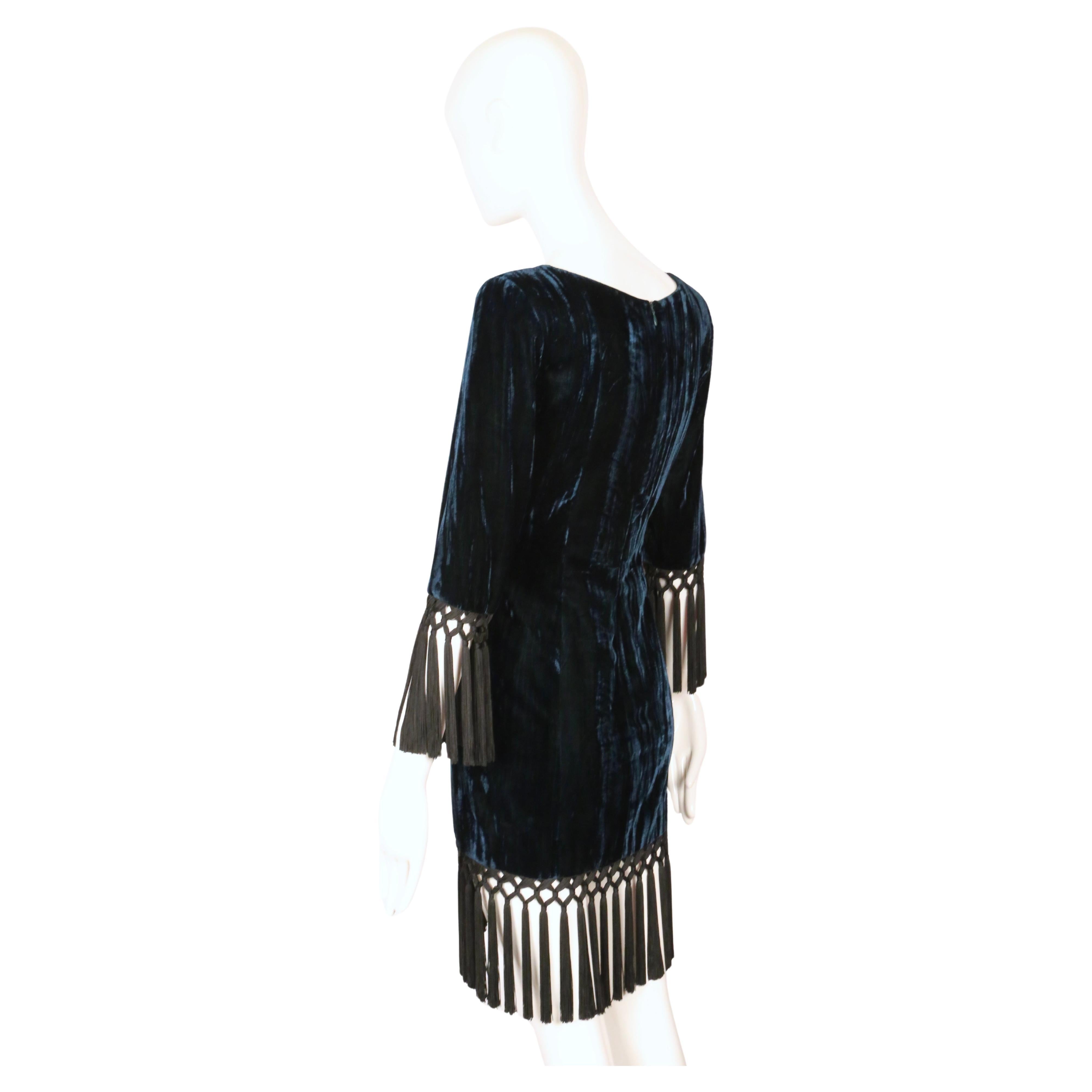 1998 YVES SAINT LAURENT petrolblaues Samtkleid RUNWAY mit langen schwarzen Fransen im Angebot 7