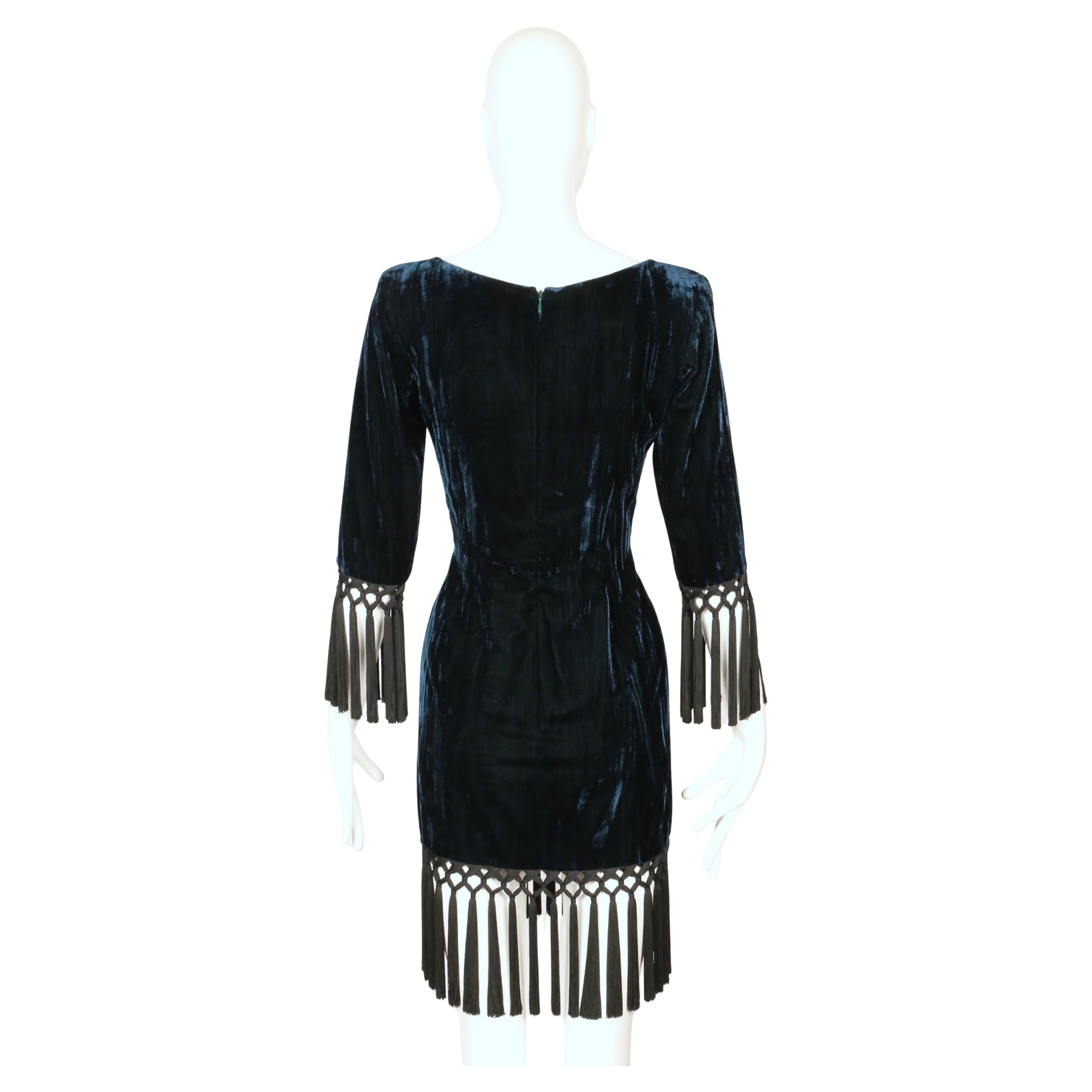 1998 YVES SAINT LAURENT petrolblaues Samtkleid RUNWAY mit langen schwarzen Fransen im Angebot 8