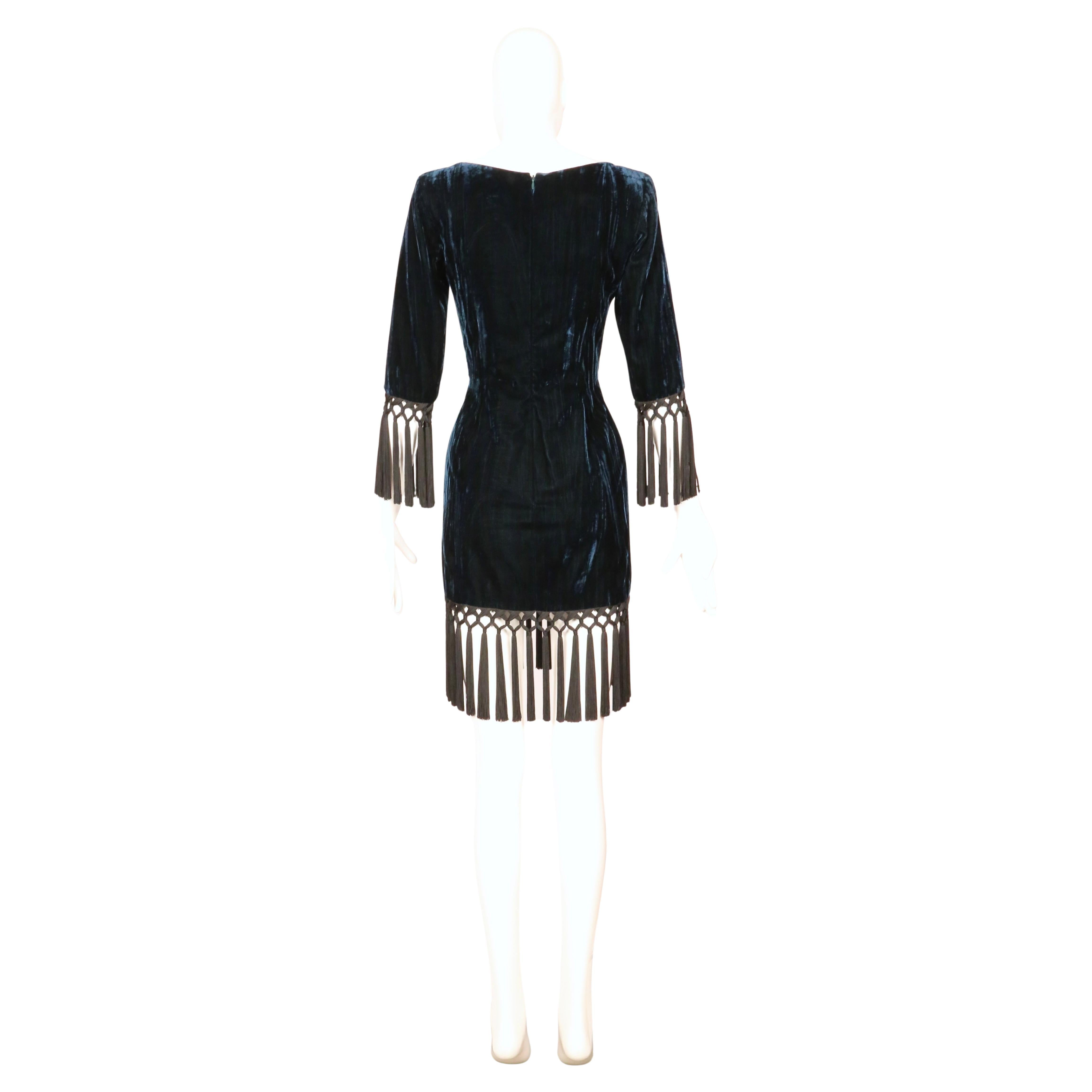 1998 YVES SAINT LAURENT petrolblaues Samtkleid RUNWAY mit langen schwarzen Fransen im Angebot 9