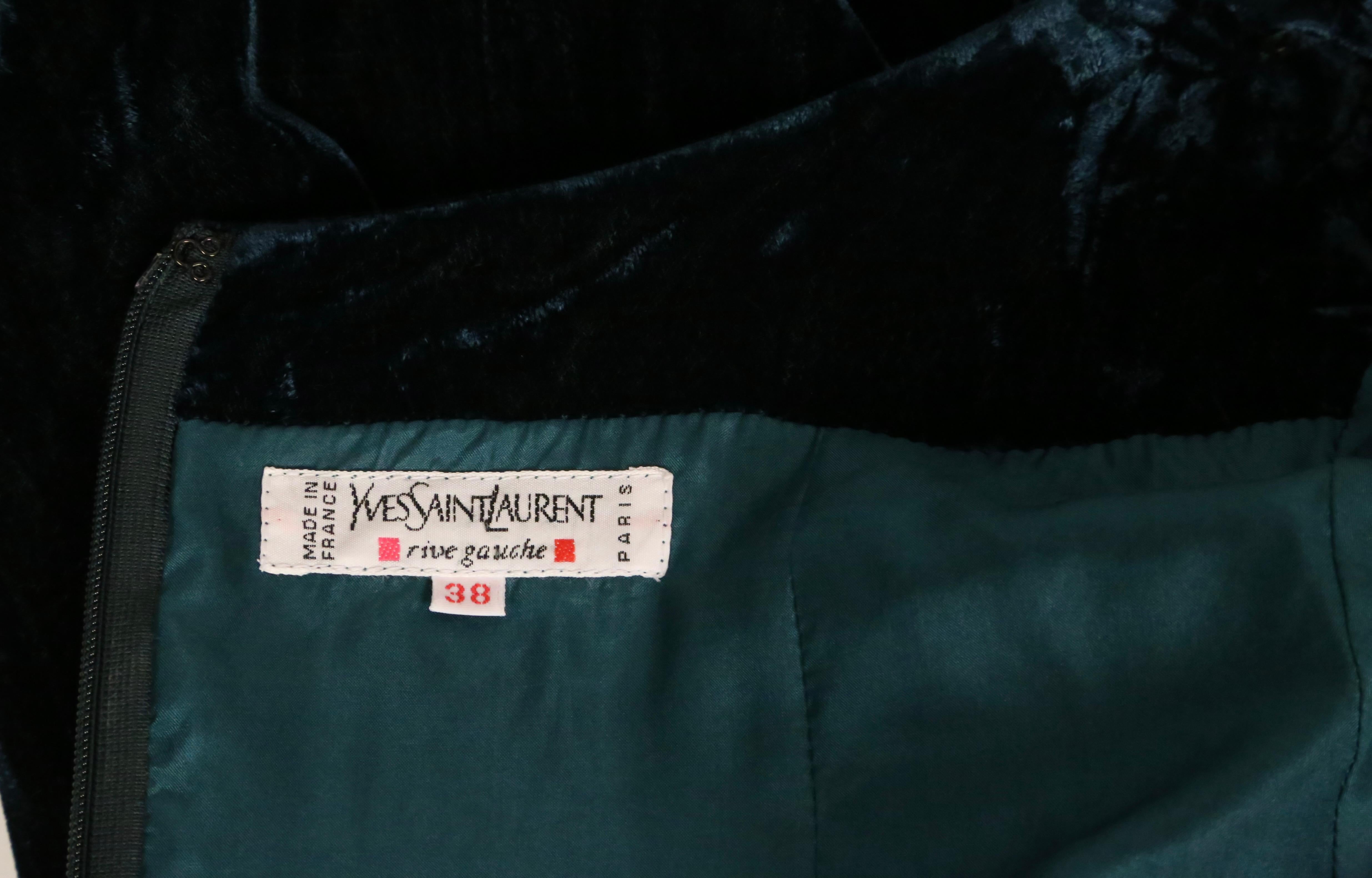 1998 YVES SAINT LAURENT petrolblaues Samtkleid RUNWAY mit langen schwarzen Fransen im Angebot 10