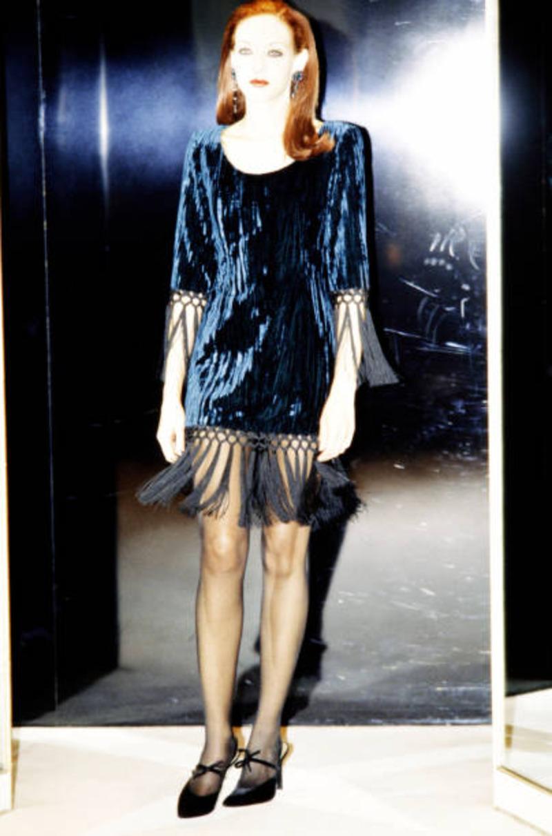 1998 YVES SAINT LAURENT petrolblaues Samtkleid RUNWAY mit langen schwarzen Fransen im Angebot 12