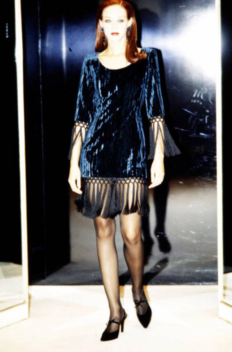1998 YVES SAINT LAURENT petrolblaues Samtkleid RUNWAY mit langen schwarzen Fransen im Angebot 13