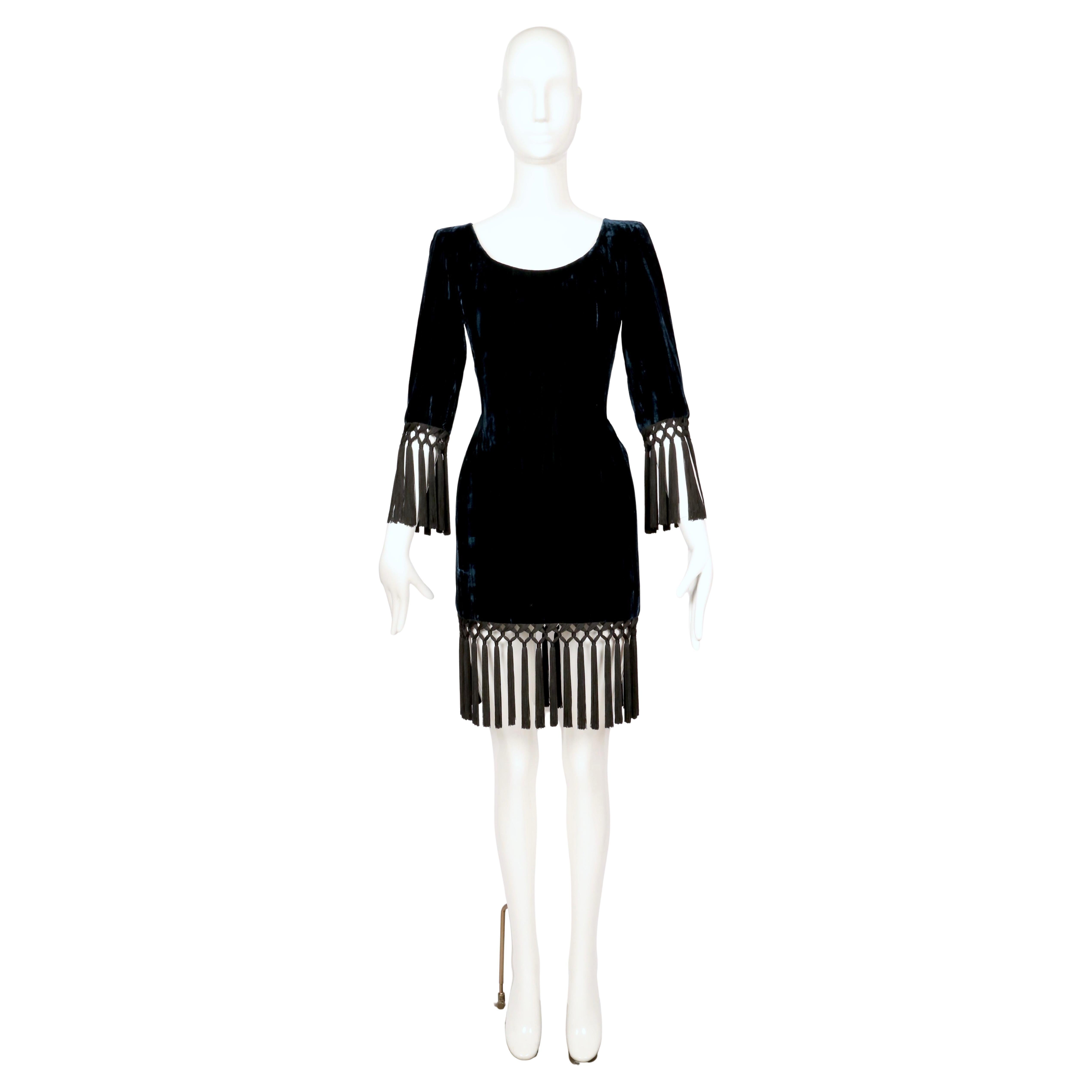 Seltenes Yves Saint Laurent Rive Gauche Kleid aus petrolfarbenem Samt aus der Herbst/Winter 1998 Laufstegkollektion. Dieses auffällige Kleidungsstück hat eine schlanke Silhouette mit weitem Rundhalsausschnitt, tailliertem Mieder und