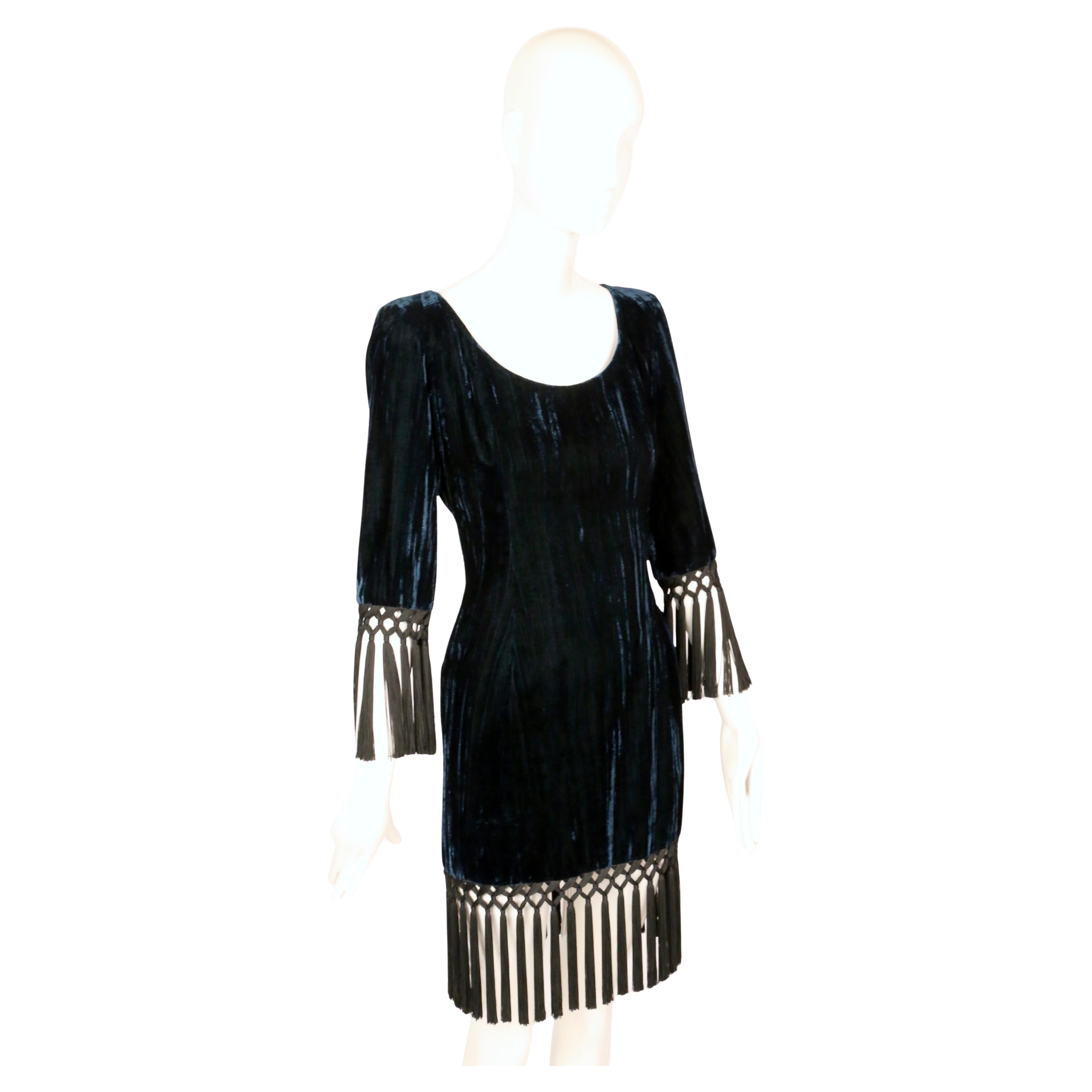 1998 YVES SAINT LAURENT petrolblaues Samtkleid RUNWAY mit langen schwarzen Fransen (Schwarz) im Angebot