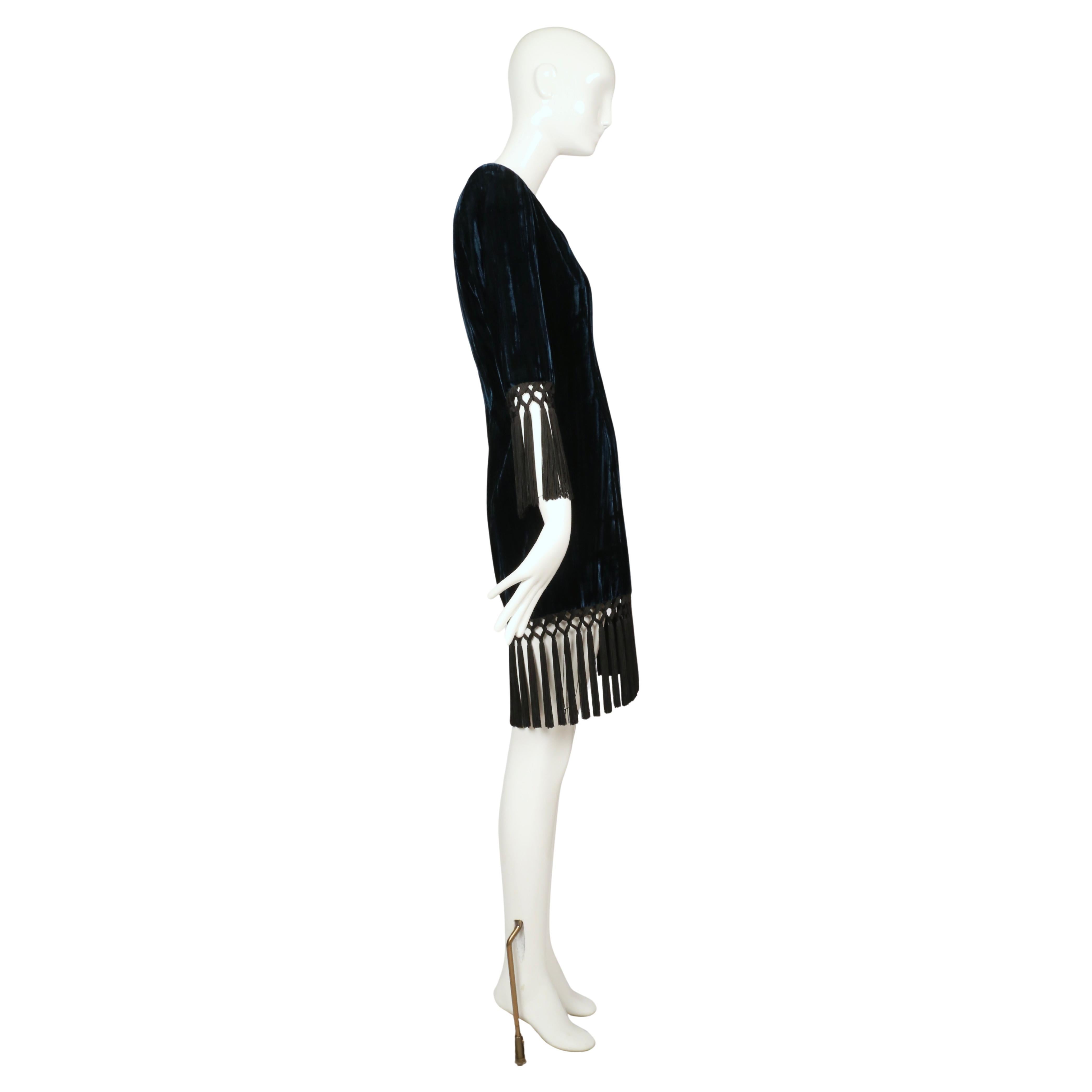 1998 YVES SAINT LAURENT petrolblaues Samtkleid RUNWAY mit langen schwarzen Fransen im Zustand „Gut“ im Angebot in San Fransisco, CA