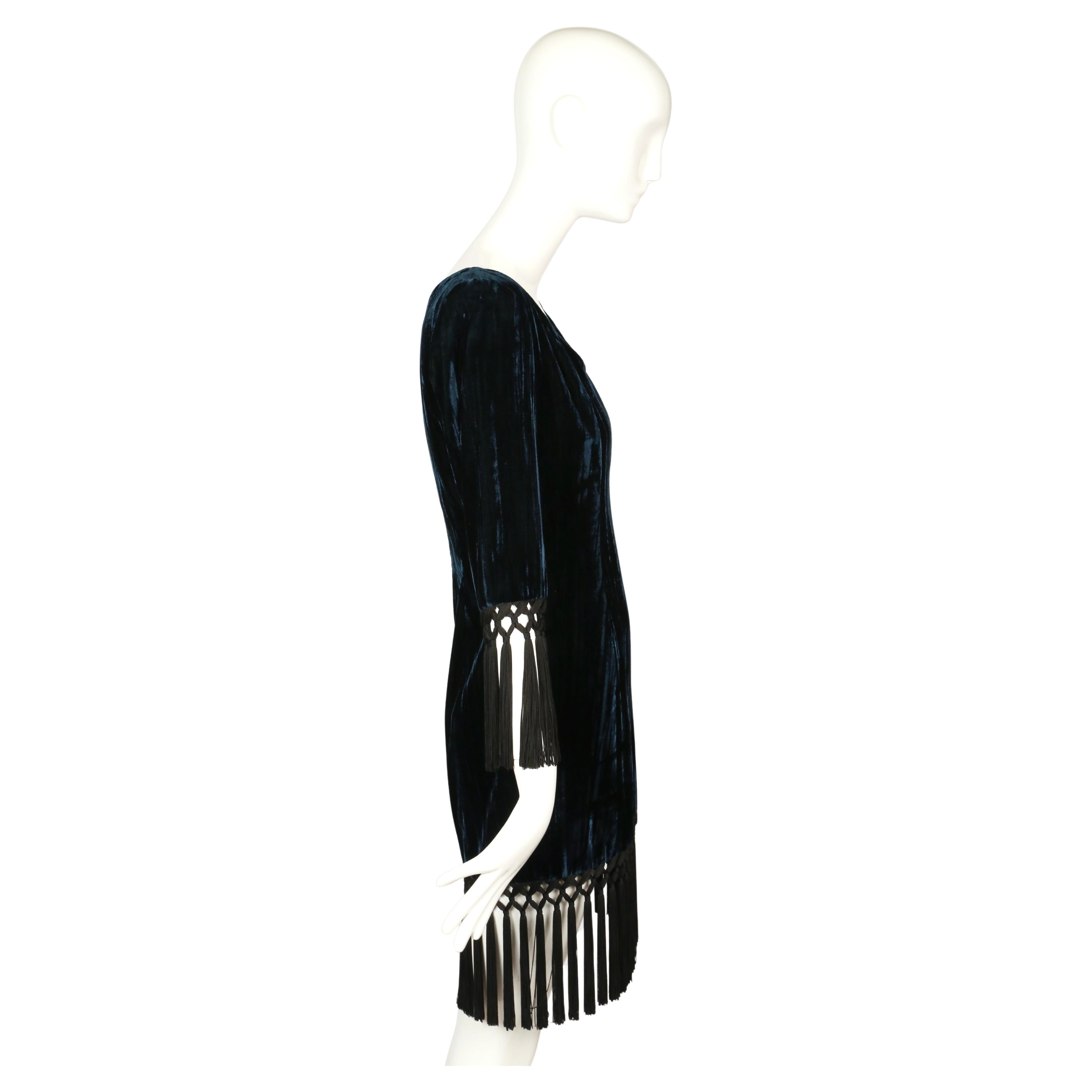 1998 YVES SAINT LAURENT petrolblaues Samtkleid RUNWAY mit langen schwarzen Fransen für Damen oder Herren im Angebot