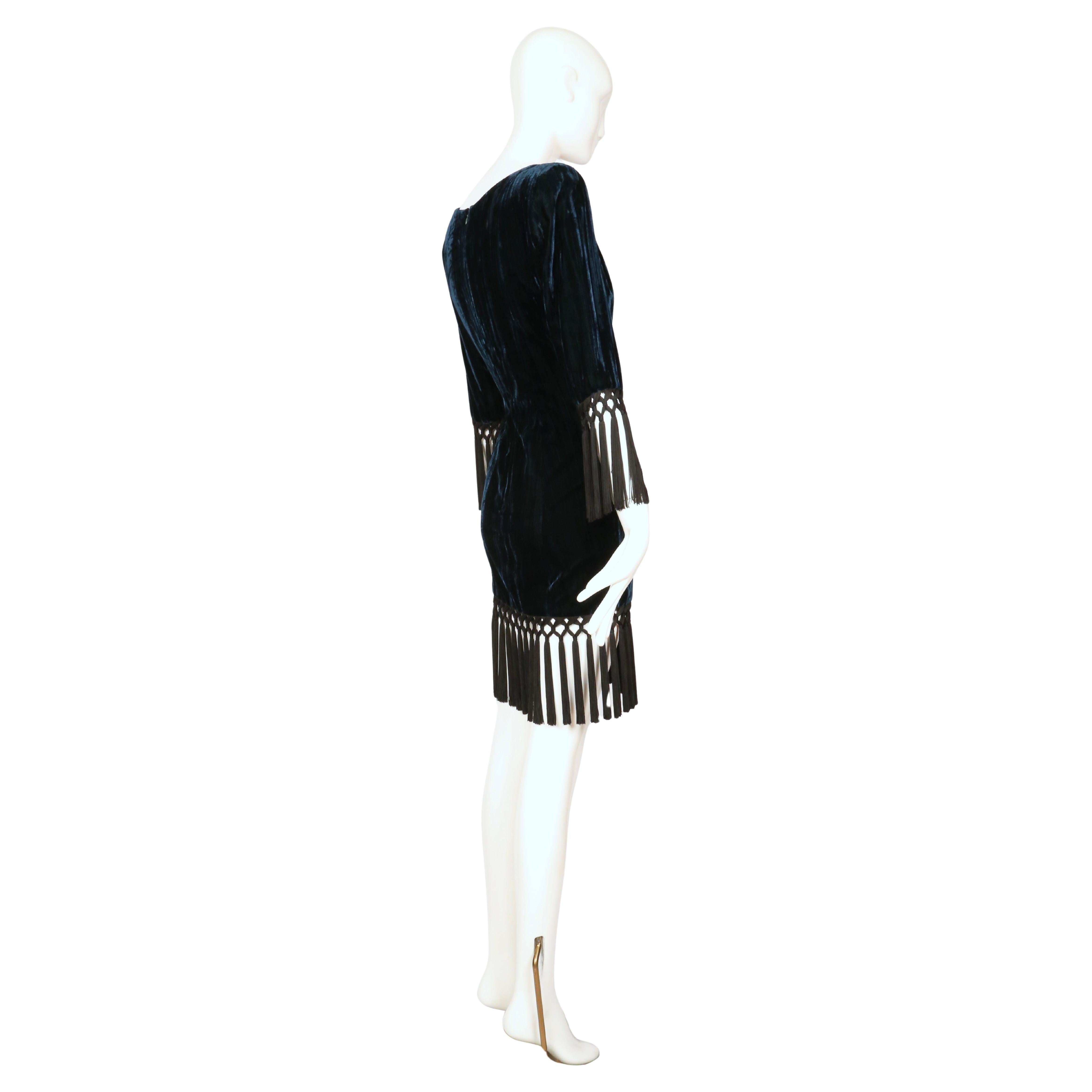 1998 YVES SAINT LAURENT petrolblaues Samtkleid RUNWAY mit langen schwarzen Fransen im Angebot 1