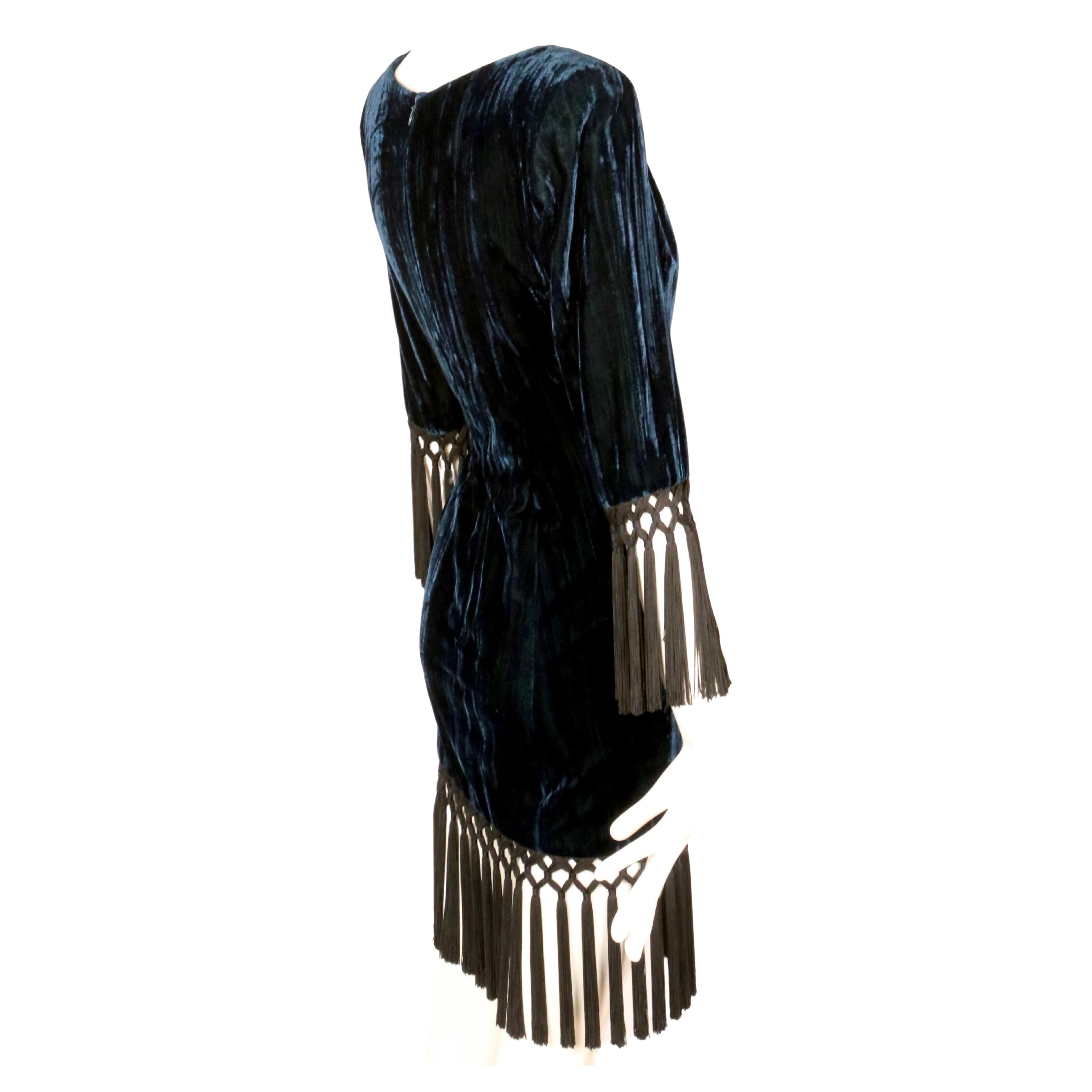1998 YVES SAINT LAURENT petrolblaues Samtkleid RUNWAY mit langen schwarzen Fransen im Angebot 2