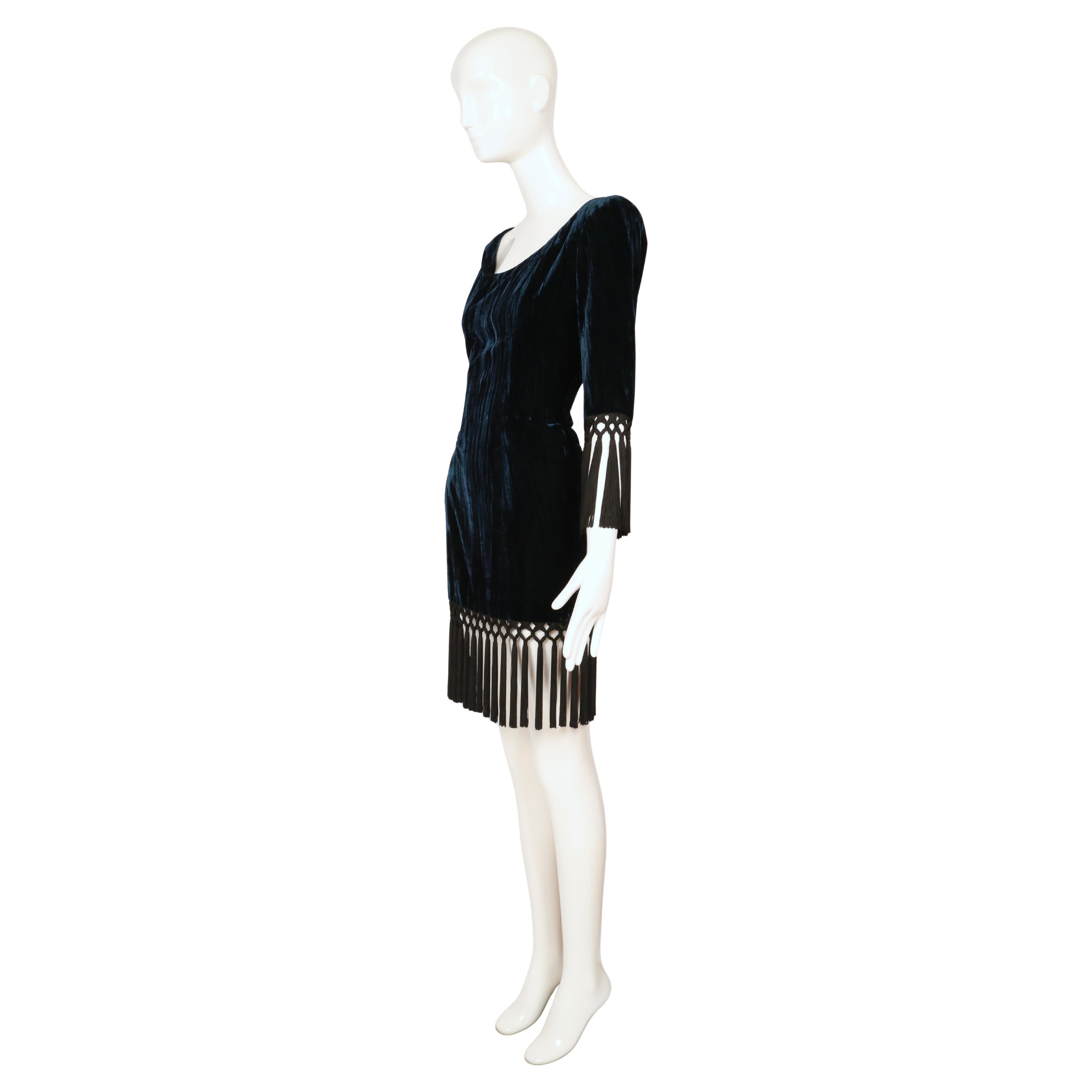 1998 YVES SAINT LAURENT petrolblaues Samtkleid RUNWAY mit langen schwarzen Fransen im Angebot 3