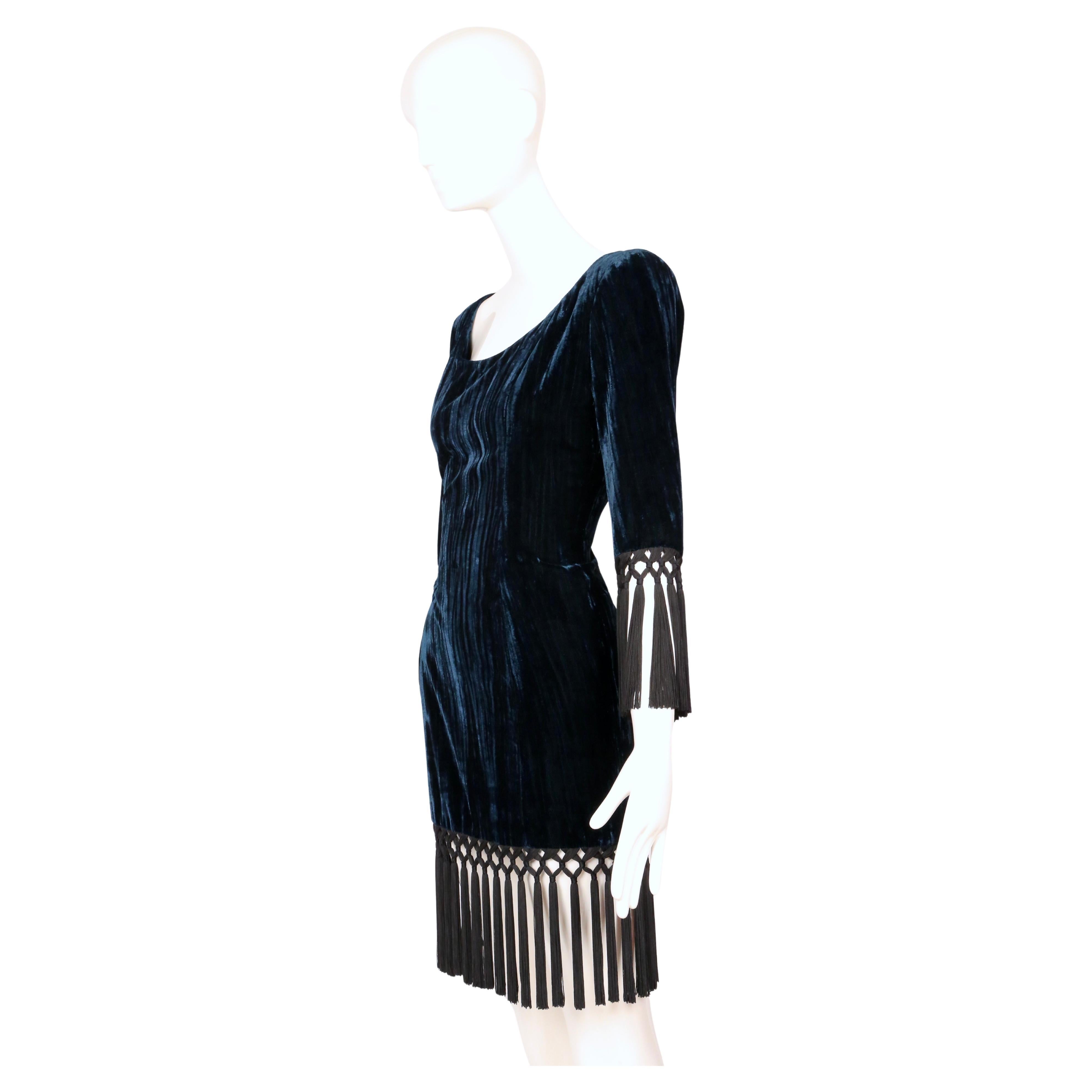 1998 YVES SAINT LAURENT petrolblaues Samtkleid RUNWAY mit langen schwarzen Fransen im Angebot 4