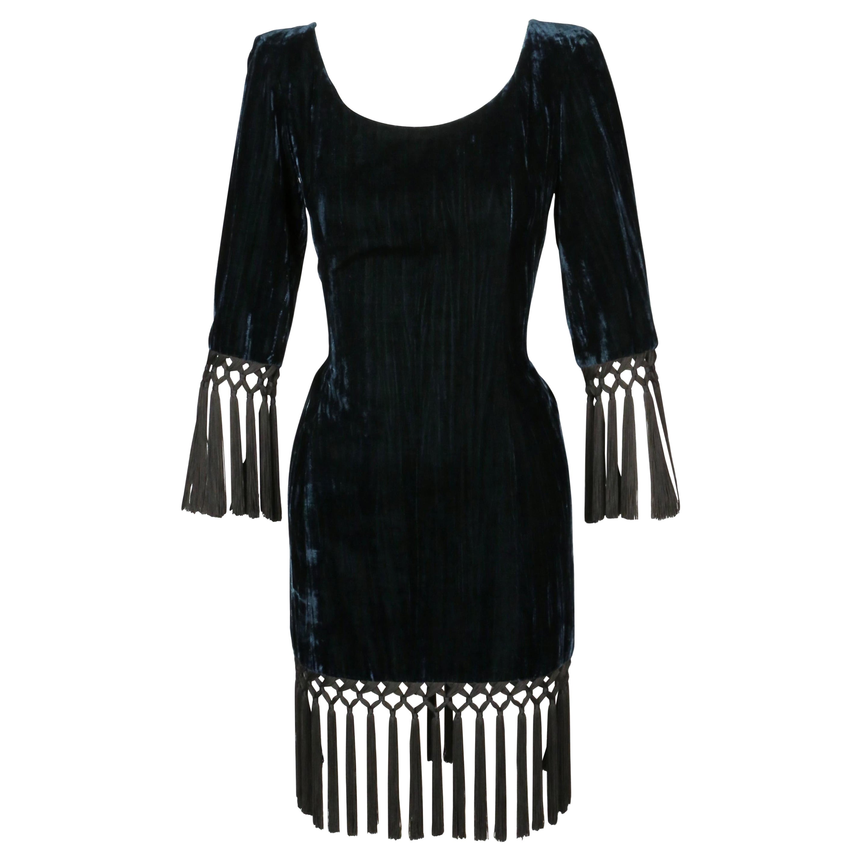 1998 YVES SAINT LAURENT petrolblaues Samtkleid RUNWAY mit langen schwarzen Fransen im Angebot