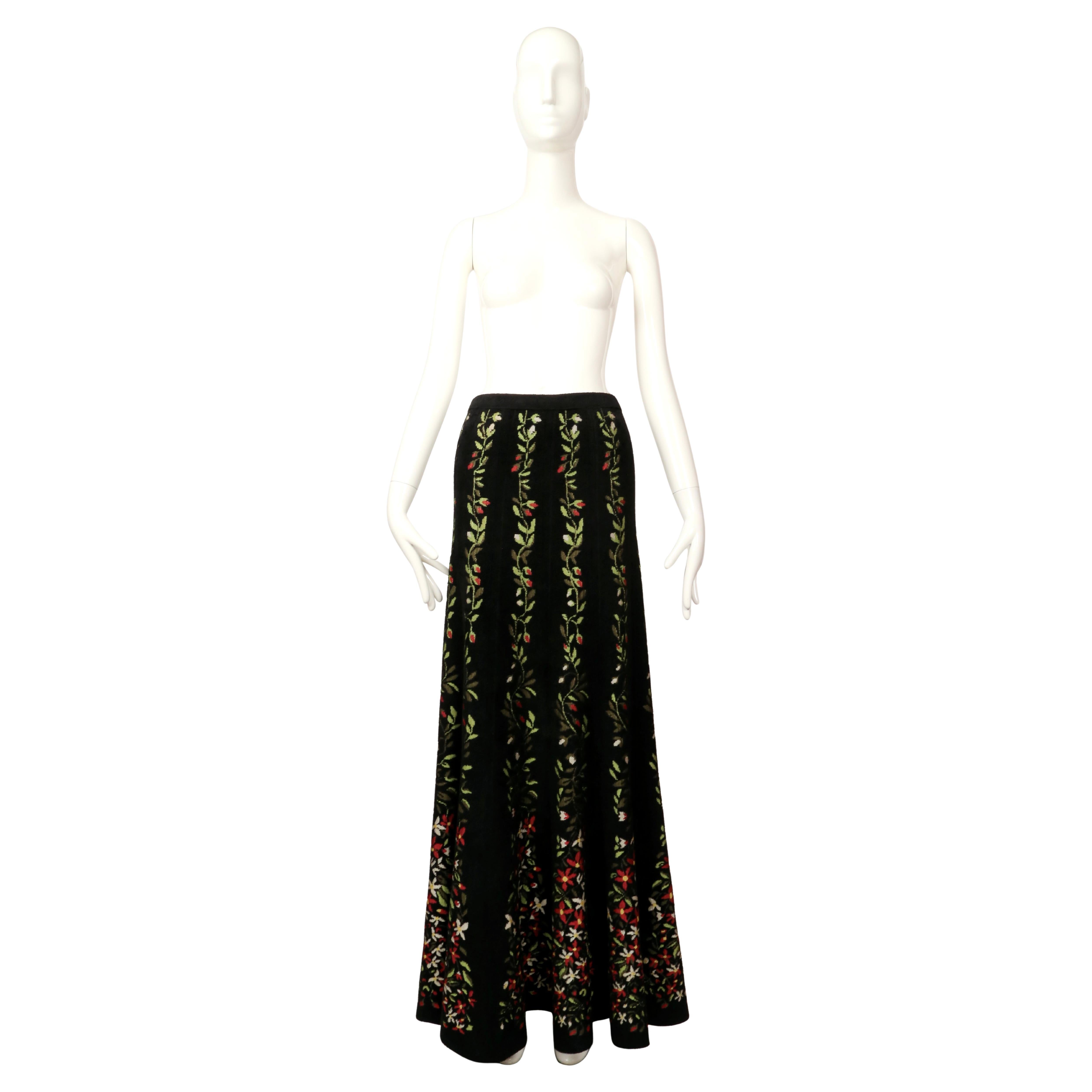 Questa gonna di Azzedine Alaïa dell'autunno 2000 è un esempio lampante dell'eccezionale uso che lo stilista fa della texture e della silhouette. Progettato con una base di ciniglia nera, presenta motivi di viti verticali lavorati a maglia instarsia