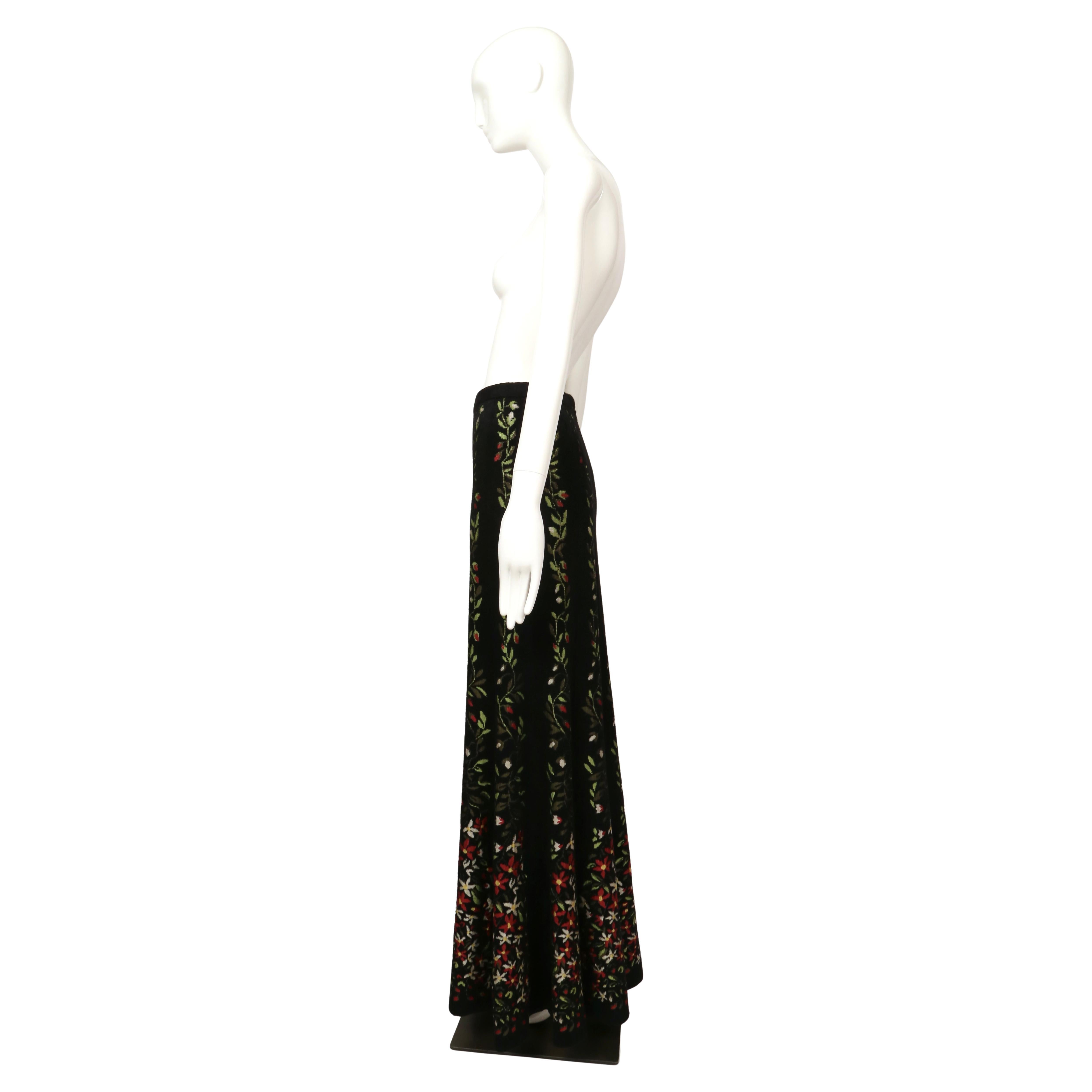 1999 AZZEDINE ALAIA maxi gonna in maglia intarsiata a fiori neri in vendita 1