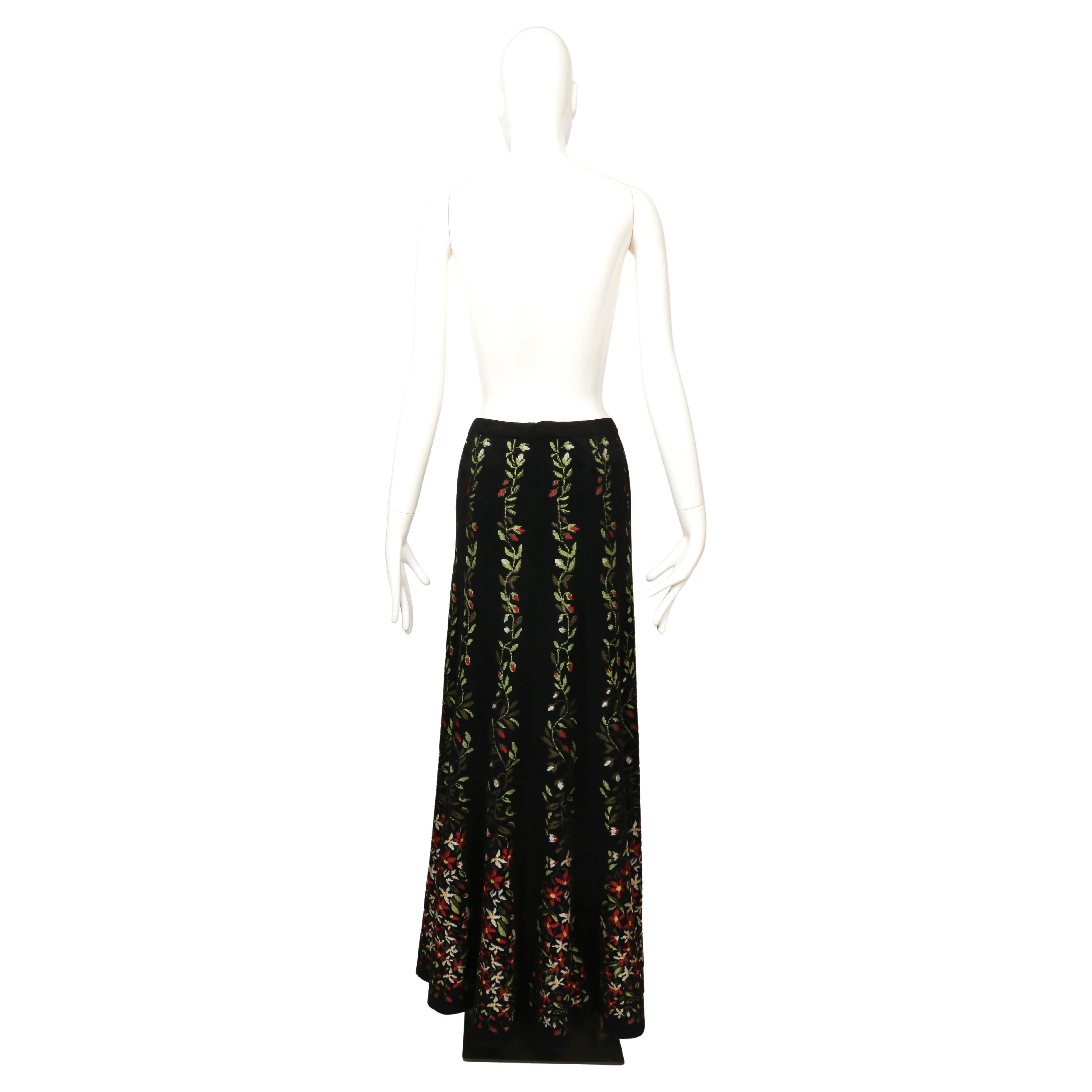 1999 AZZEDINE ALAIA maxi gonna in maglia intarsiata a fiori neri in vendita 3
