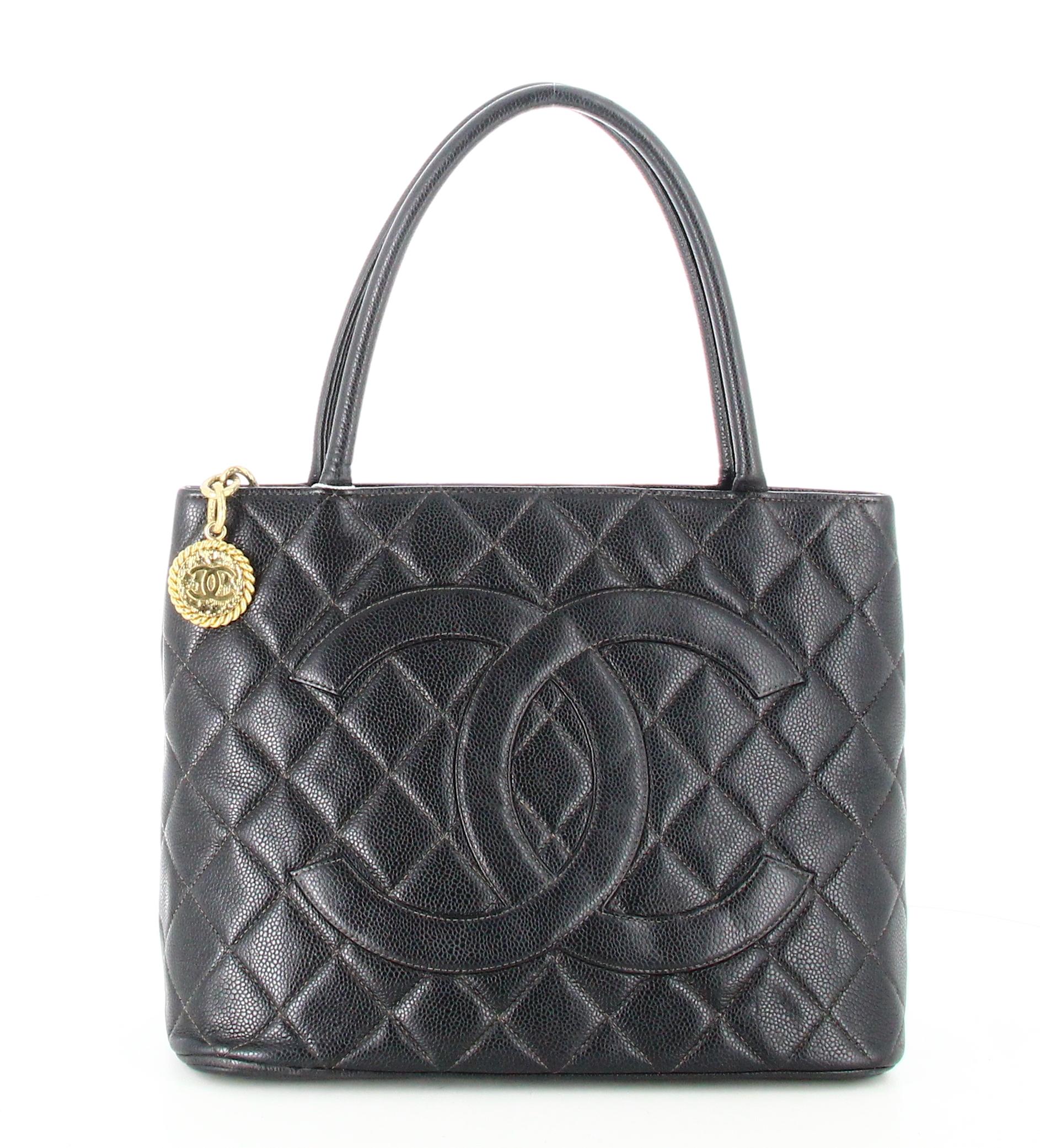1999 Black Quilted Leather Medallion Handbag Double C  In Good Condition For Sale In PARIS, FR