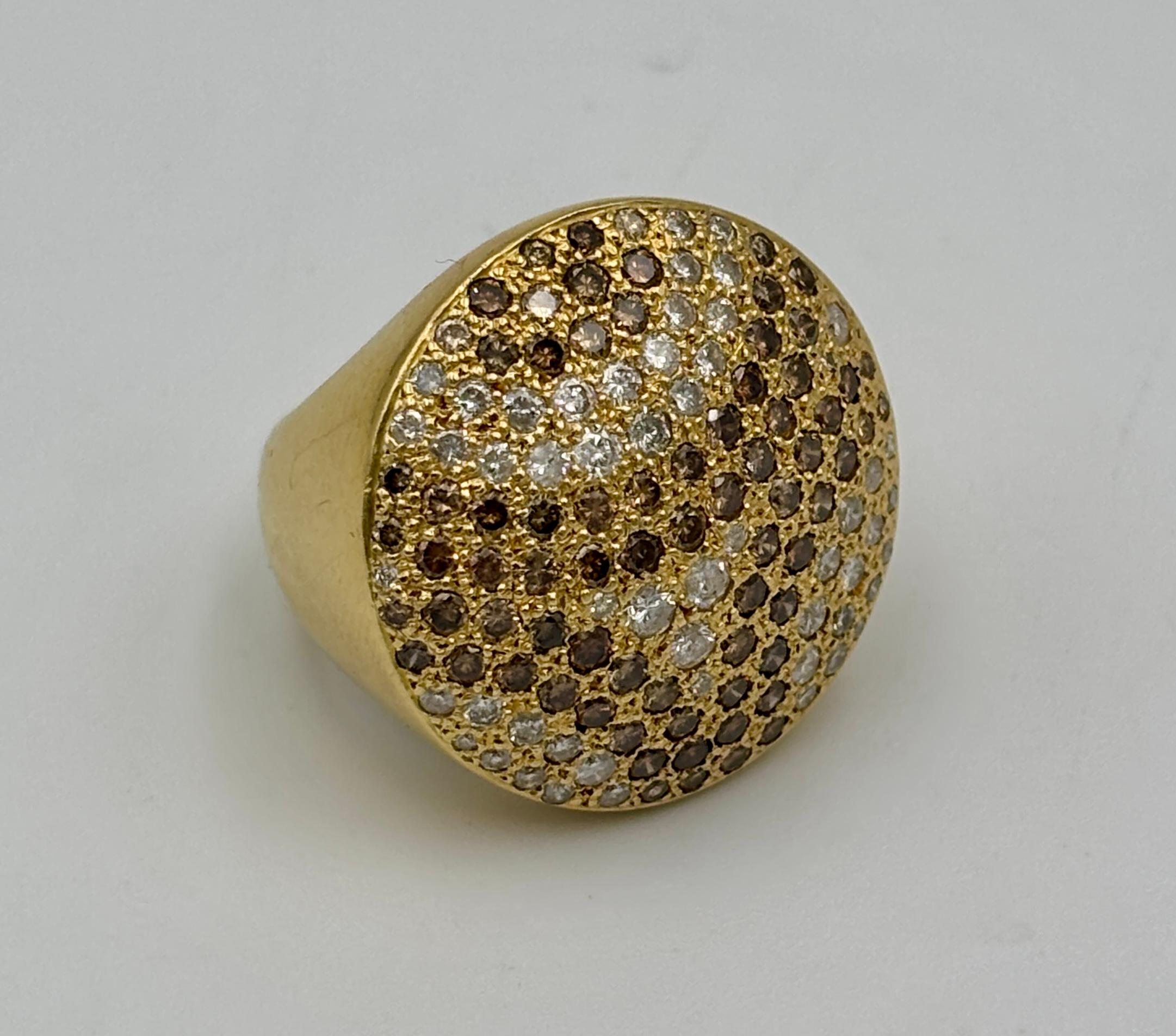 1999 Anello Cartier in oro 18 ct. e diamanti bianchi e colorati in vendita 4