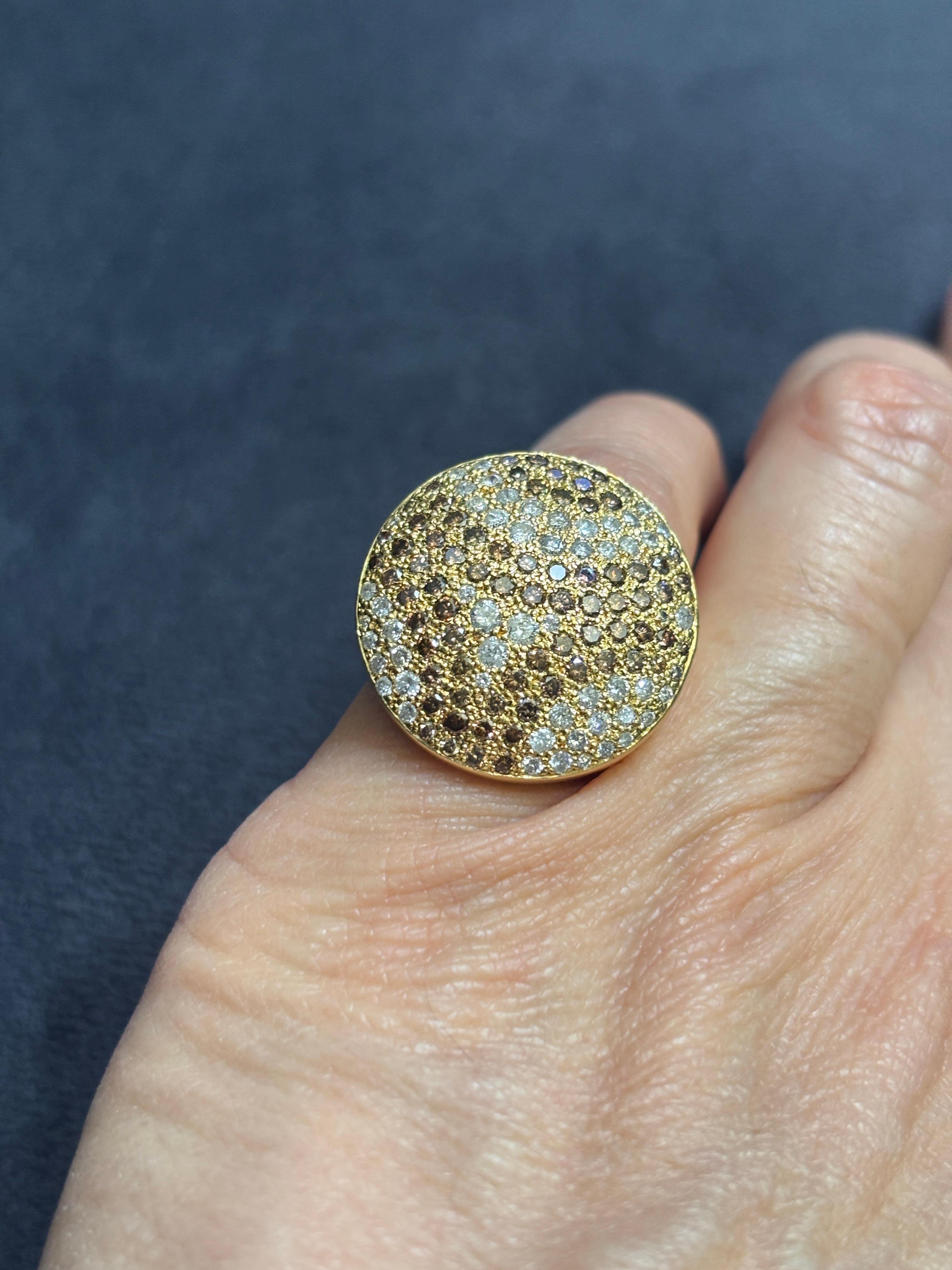 Questo straordinario anello da cocktail di Cartier reca la data di produzione del 1999. Realizzato in oro giallo 18 carati, è impreziosito da un disegno sferico in diamanti fantasia e diamanti bianchi.
