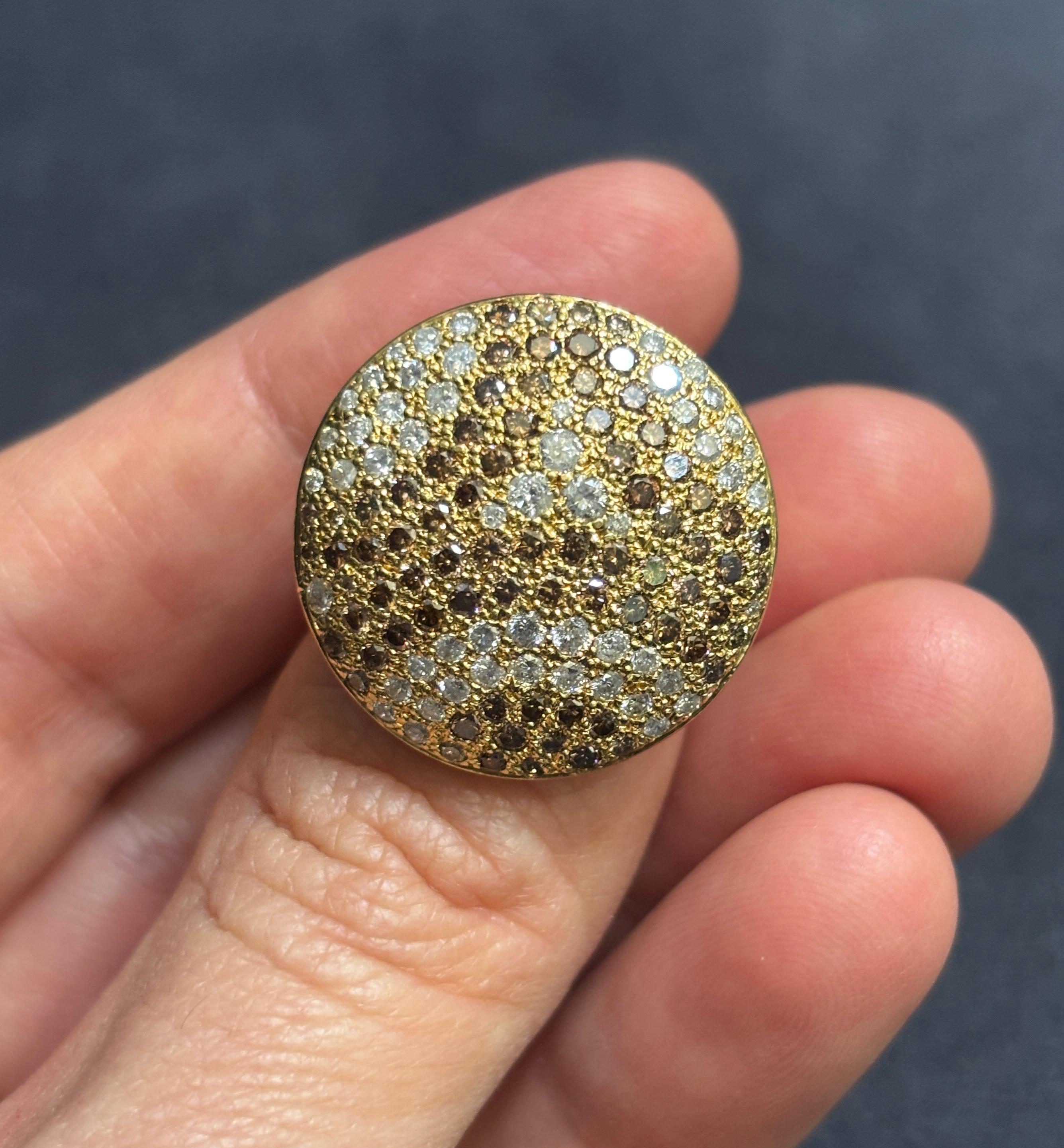 Taglio rotondo 1999 Anello Cartier in oro 18 ct. e diamanti bianchi e colorati in vendita