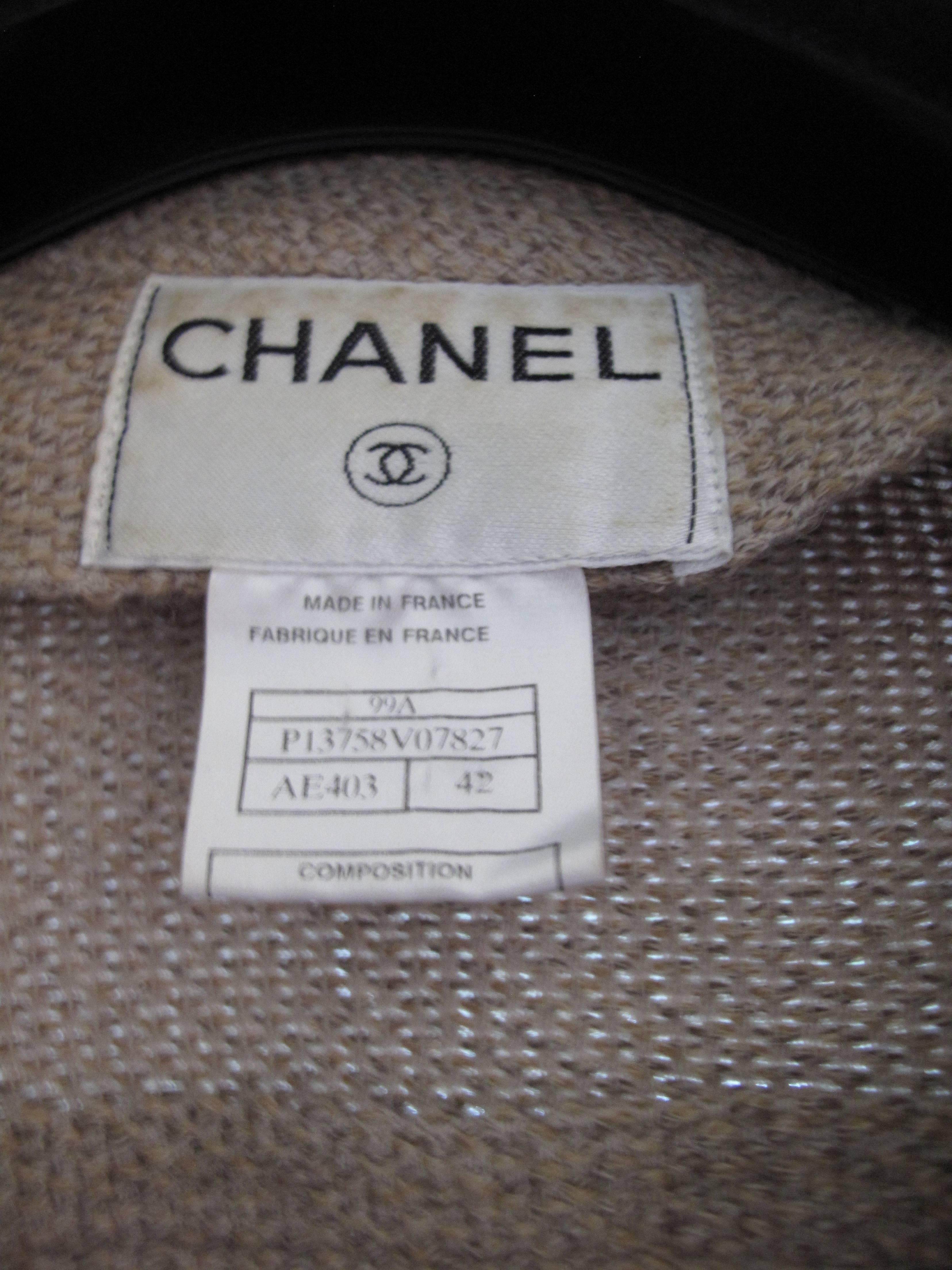 1999 Chanel wool and alpaca short jacket, salmon/ grey, taupe suede trim, flap pockets, hook and eye closure.  Extra fabric swatch.  Chain at hem. No lining. Condition: Excellent. 42/ US 8 ( mannequin is a US size 6 )

We accept returns for refund,