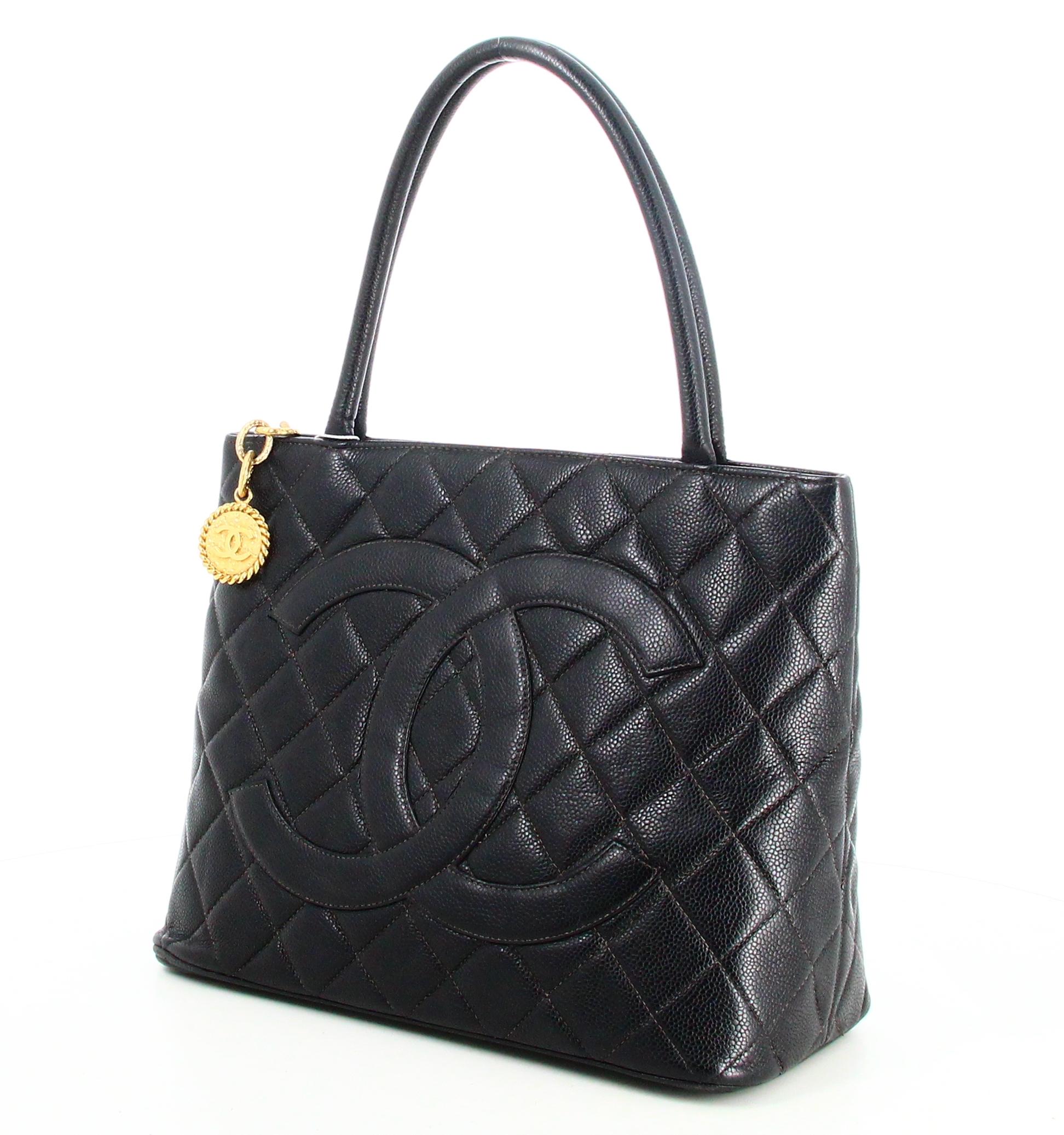 1999 Chanel Padded Black Leather Medallion Handbag  In Good Condition For Sale In PARIS, FR