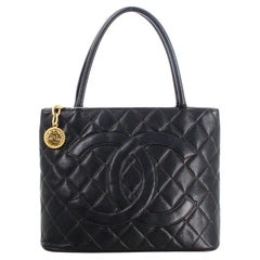 1999 - Chanel - Sac à main en cuir noir matelassé avec médaillon