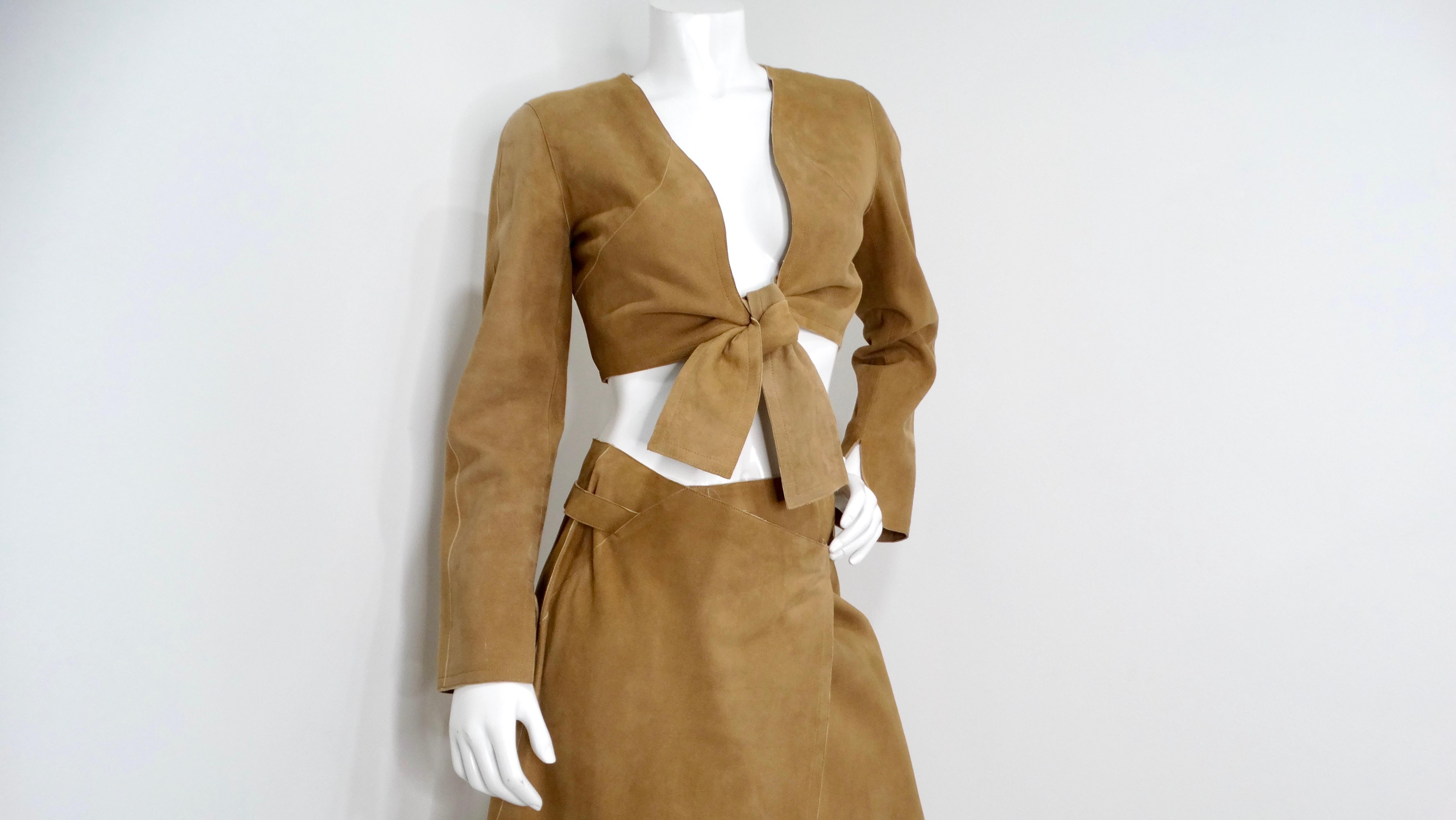 Ensemble jupe et haut portefeuille à manches longues Chanel Runway 1999 en daim d'agneau brun clair Bon état - En vente à Scottsdale, AZ