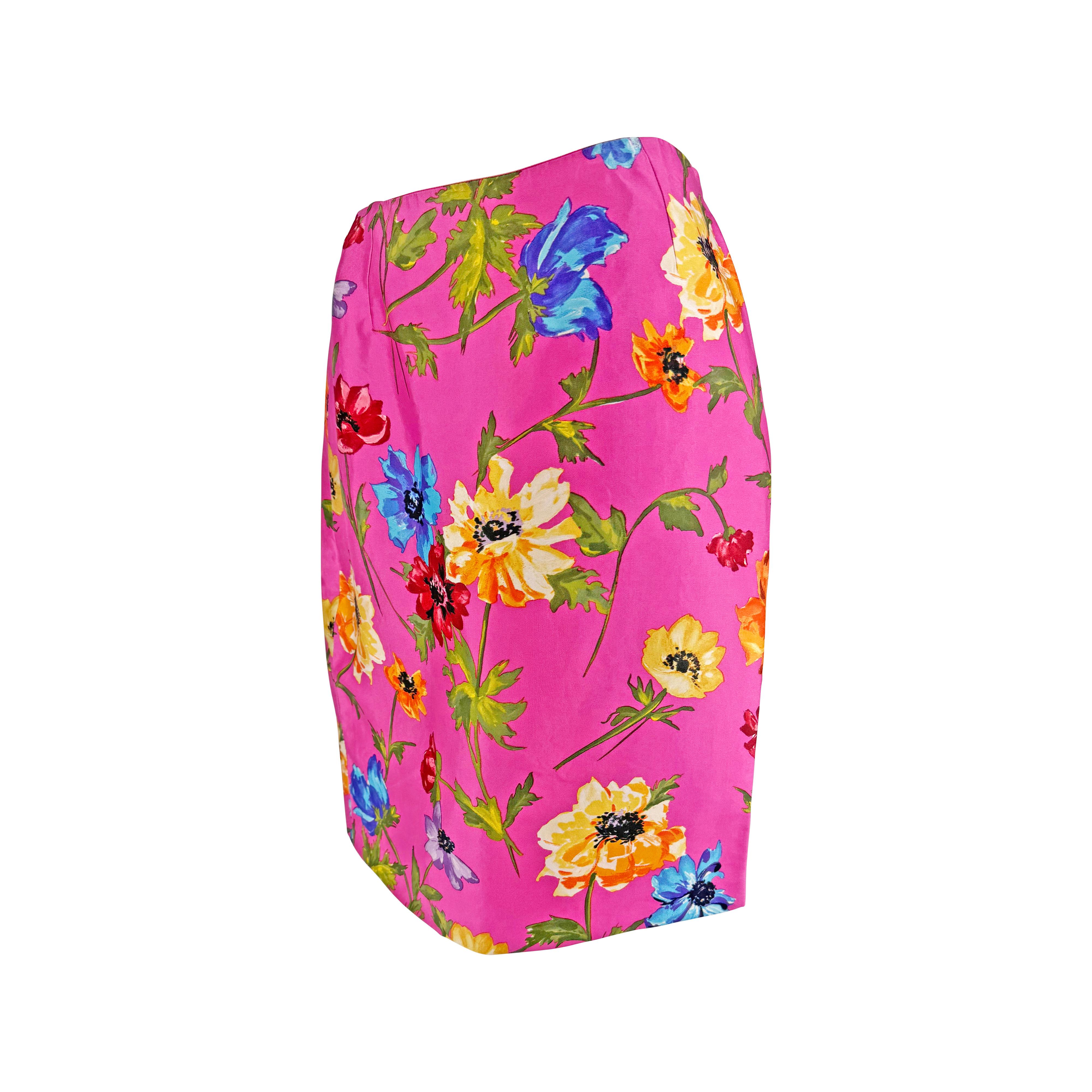 Proveniente dalle collezioni di Dolce & Gabbana della fine degli anni '90, questa gonna a matita in raso di seta presenta una base di un vivace rosa caldo ornata da una stampa floreale multicolore di anemoni in audaci tonalità di rosso, giallo, blu