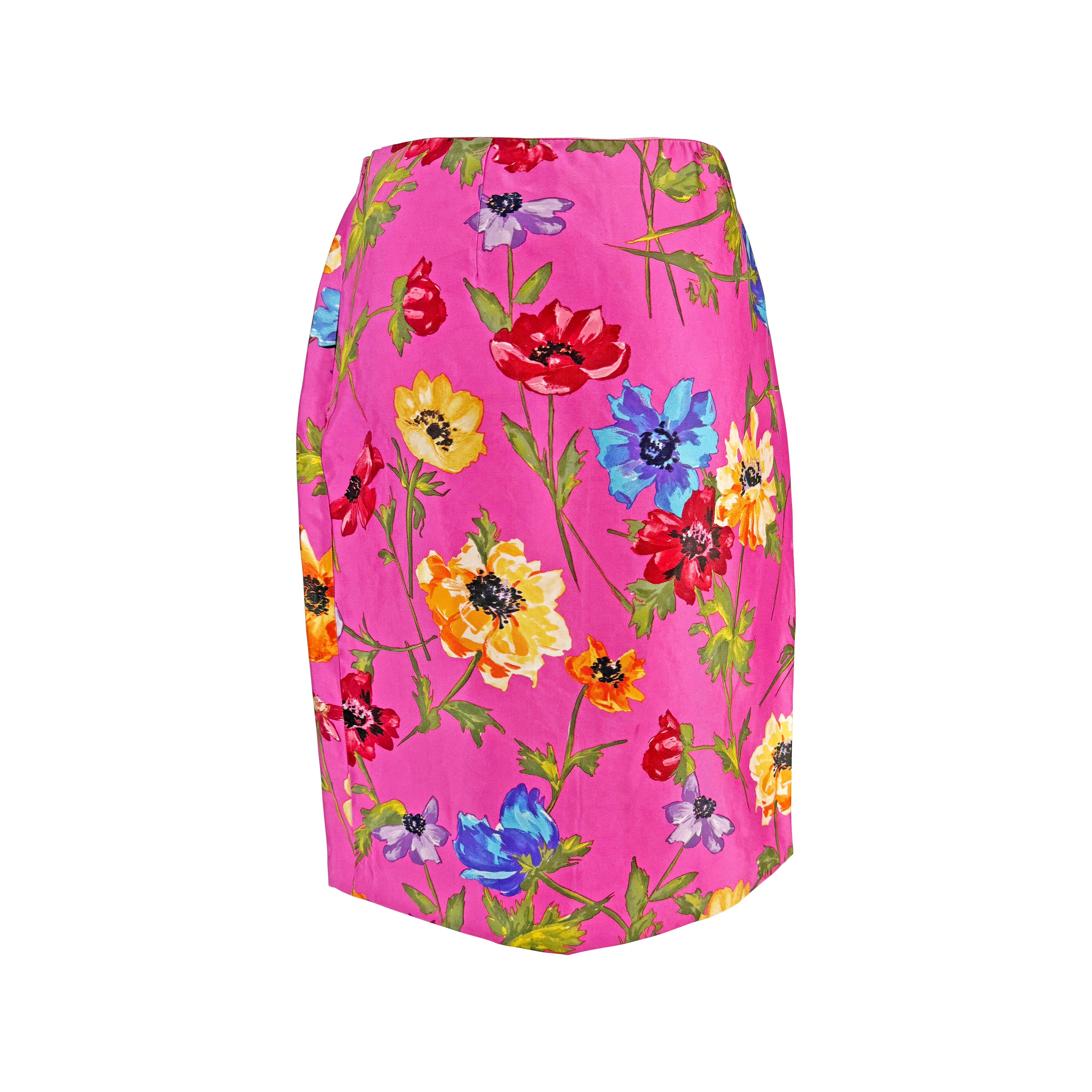 1999 Dolce & Gabbana Gonna a tubino in raso di seta con stampa floreale rosa caldo In condizioni ottime in vendita a West Hollywood, CA