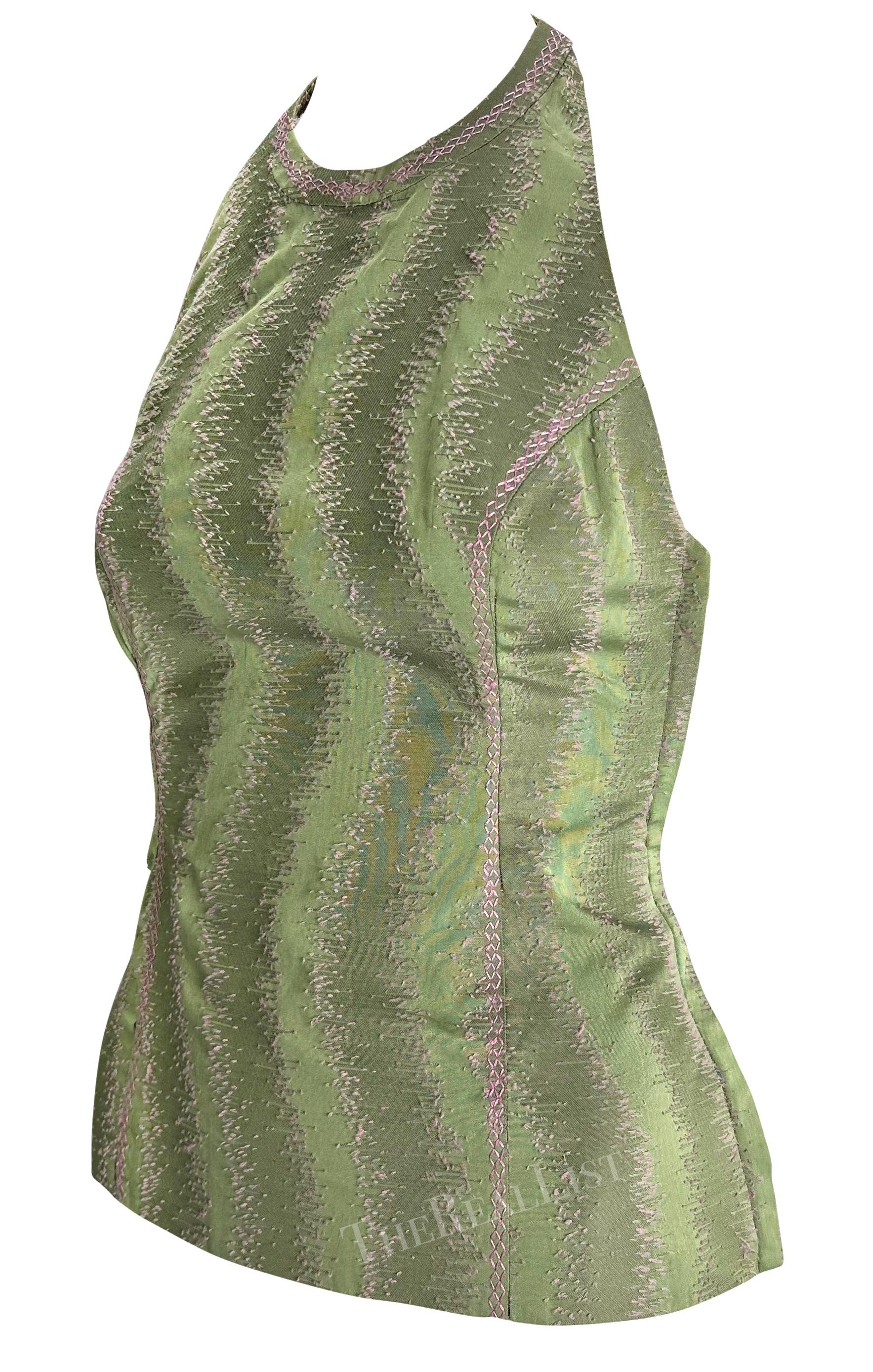 Voici un magnifique dos nu Gianni Versace de couleur pistache, conçu par Donatella Versace. Datant de 1999, ce top présente un motif abstrait rose pâle, créé à l'aide d'une broderie complexe. Cela donne à la pièce une profondeur de texture tout en