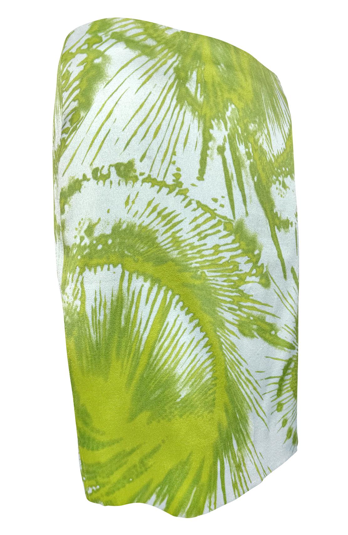 Dieser Rock aus dem Archiv von Gianni Versace unter der Leitung von Donatella wurde 1999 als Prototyp aus weicher Seide gefertigt und mit einem abstrakten Druck in Hellblau und leuchtendem Grün versehen, der an Farbspritzer und -spuren