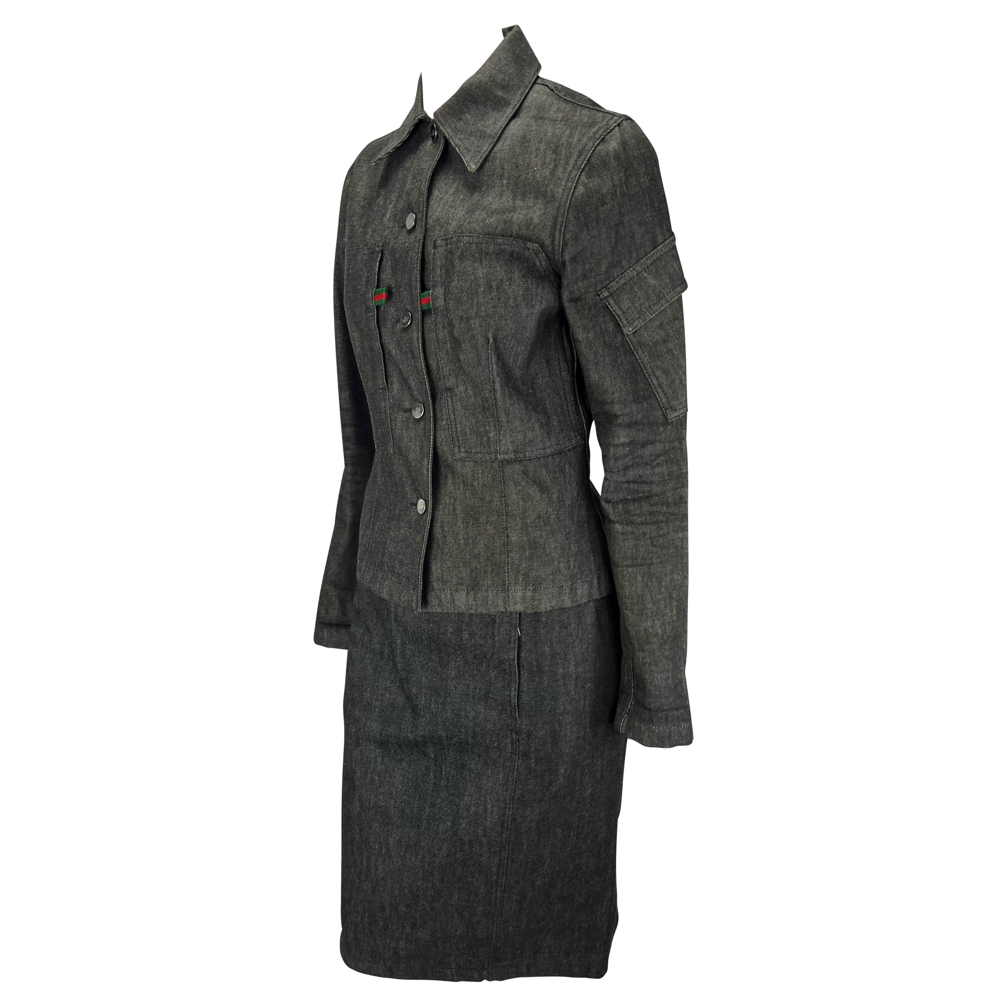 Nous vous présentons un fabuleux ensemble de jupes en denim noir Gucci, conçu par Tom Ford. Datant de 1999, cet ensemble deux pièces se compose d'une veste en jean et d'une jupe assortie. La jupe comporte des poches cachées à l'avant, des fentes au