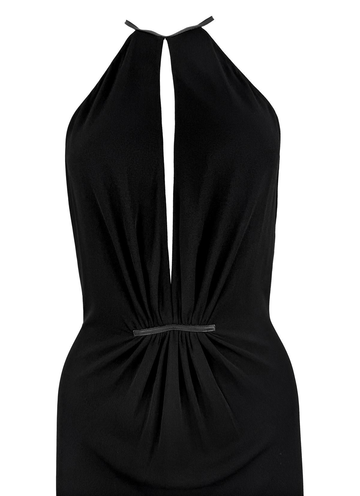 Desde 1999,  Este minivestido negro Tom Ford Gucci está confeccionado en viscosa elástica y tiene un escote profundo, un detalle frontal fruncido y un sutil ribete de piel en la cintura.

Medidas aproximadas:
Talla - IT40
Busto: 30