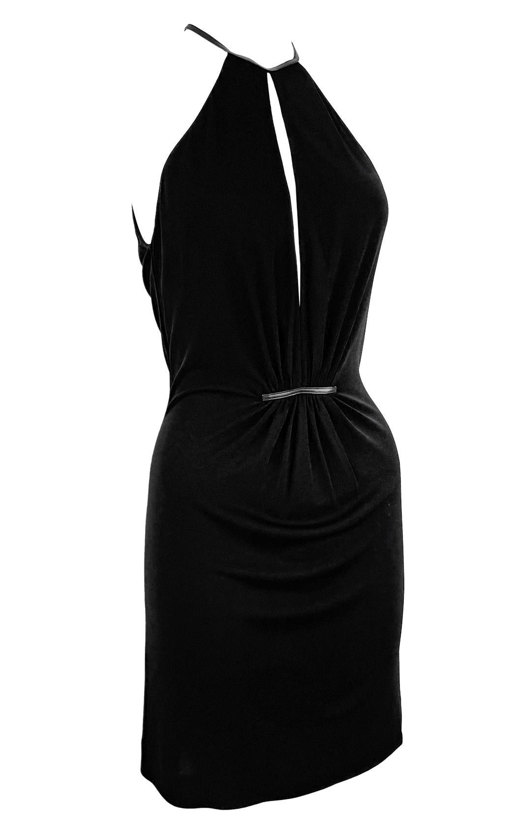 1999 Gucci by Tom Ford Minivestido sin espalda de viscosa con ribetes de cuero negro y escote profundo Negro en venta